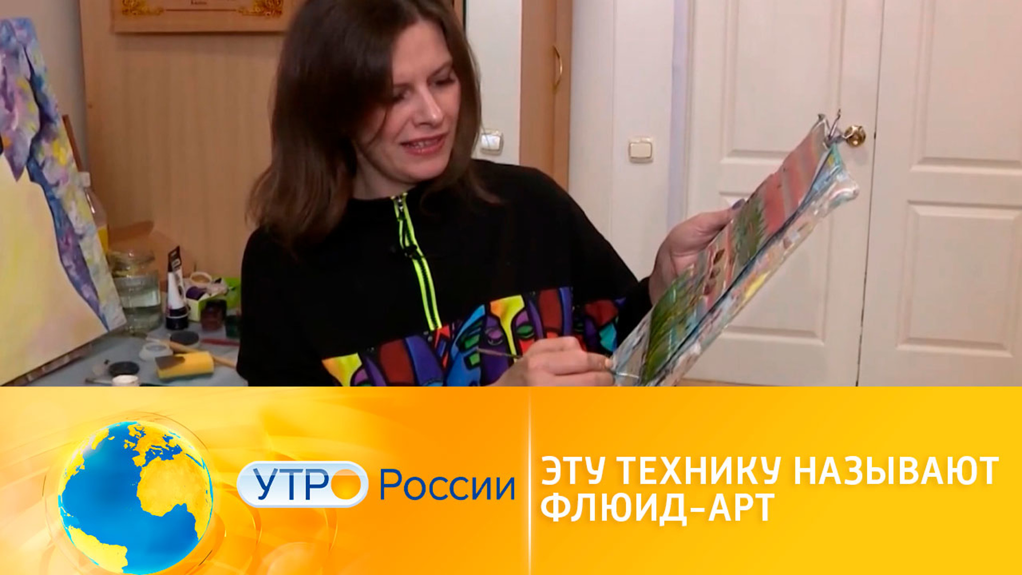 Художница-самоучка превратила подъезд в выставку