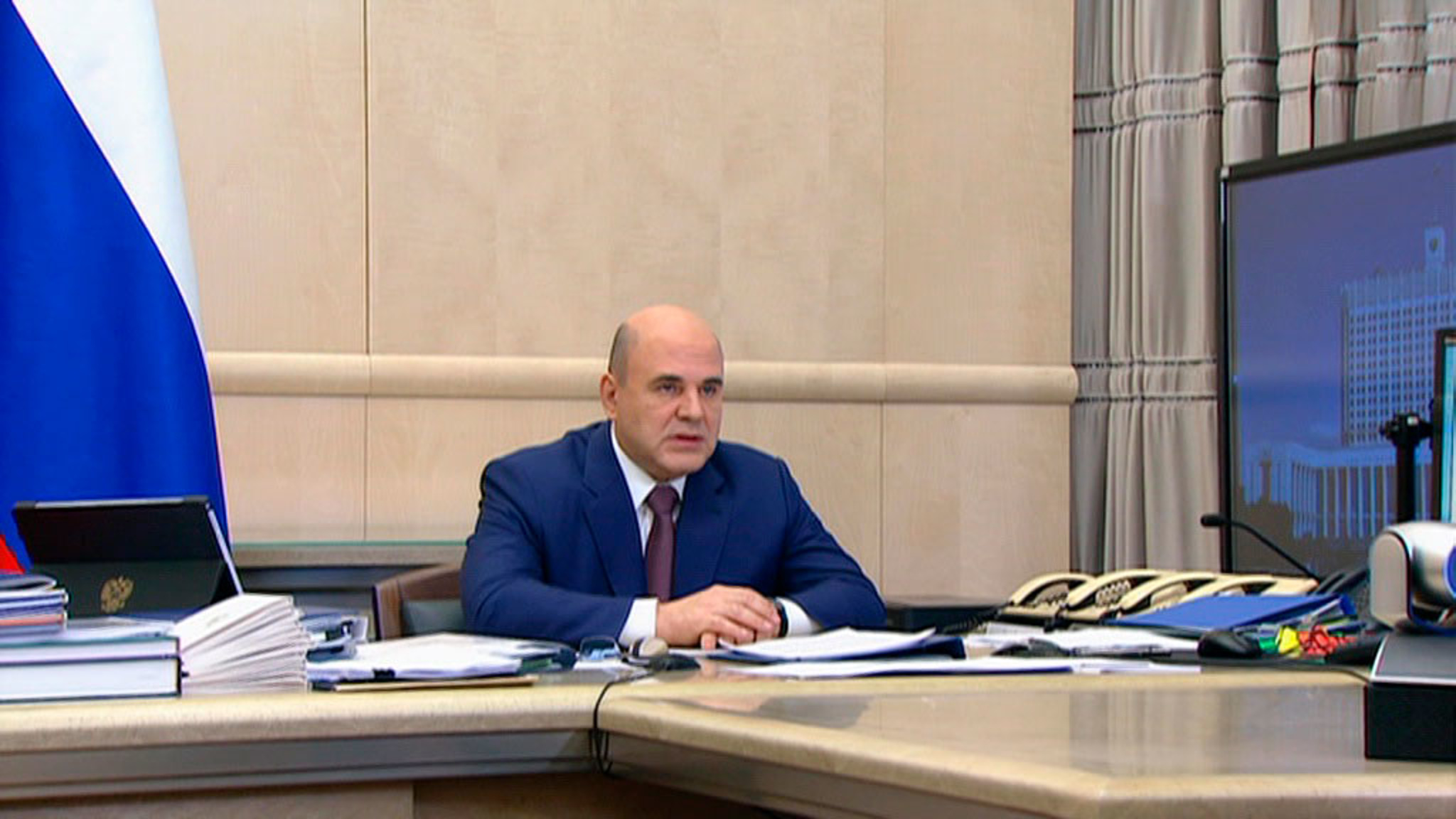 Мишустин: власти примут меры для поддержки семей с детьми