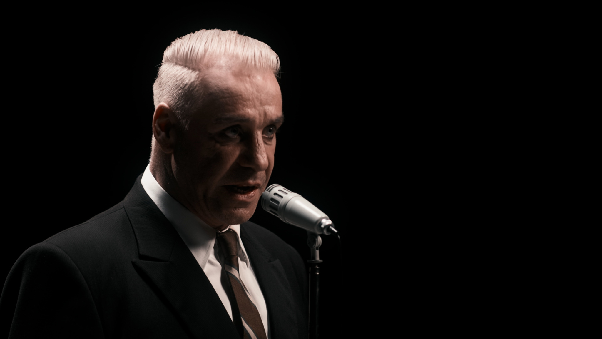 Вышел клип на песню "Любимый город" в исполнении лидера Rammstein