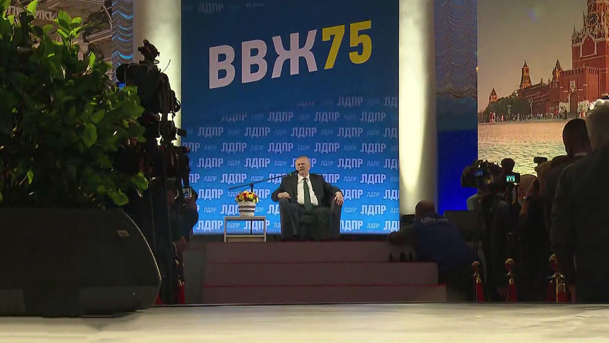 Жириновский получил ромашки от Мурашко