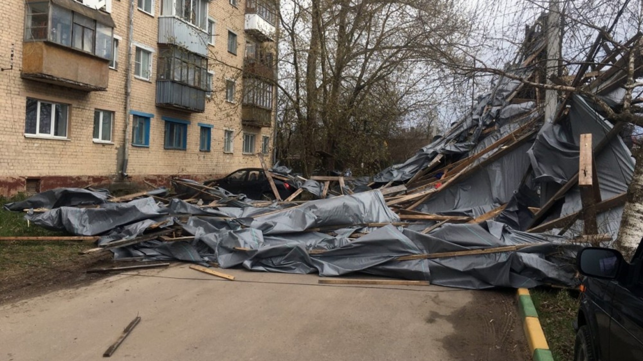 Временную крышу сдуло ветром с кровли калужской многоэтажки