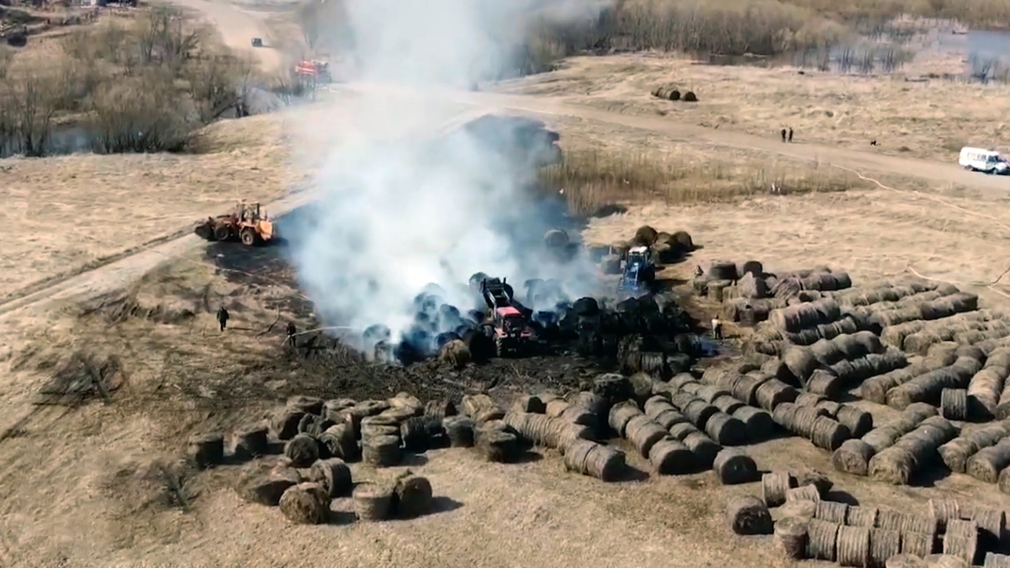 В  Холмогорском районе Архангельской области огонь уничтожил 60 рулонов сена