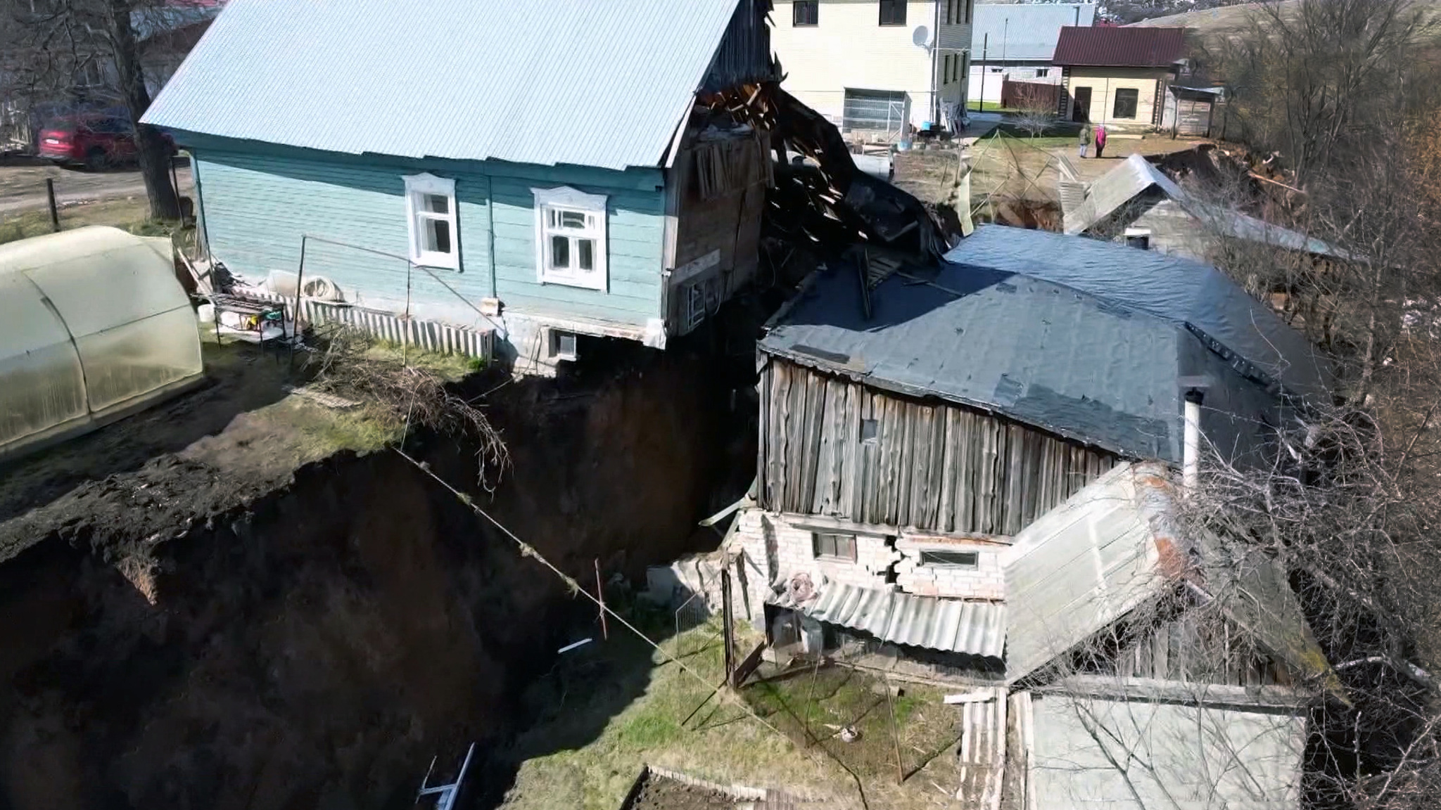 В Нижегородской области провал грунта разделил надвое жилые дома