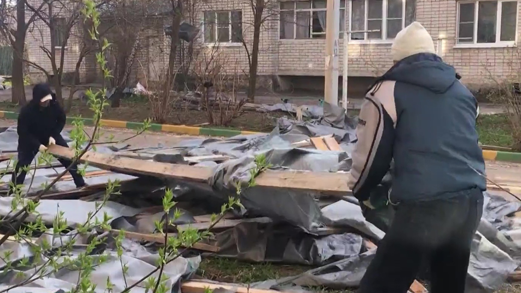 После ЧП с унесенной крышей проверят все временные сооружения на кровлях домов