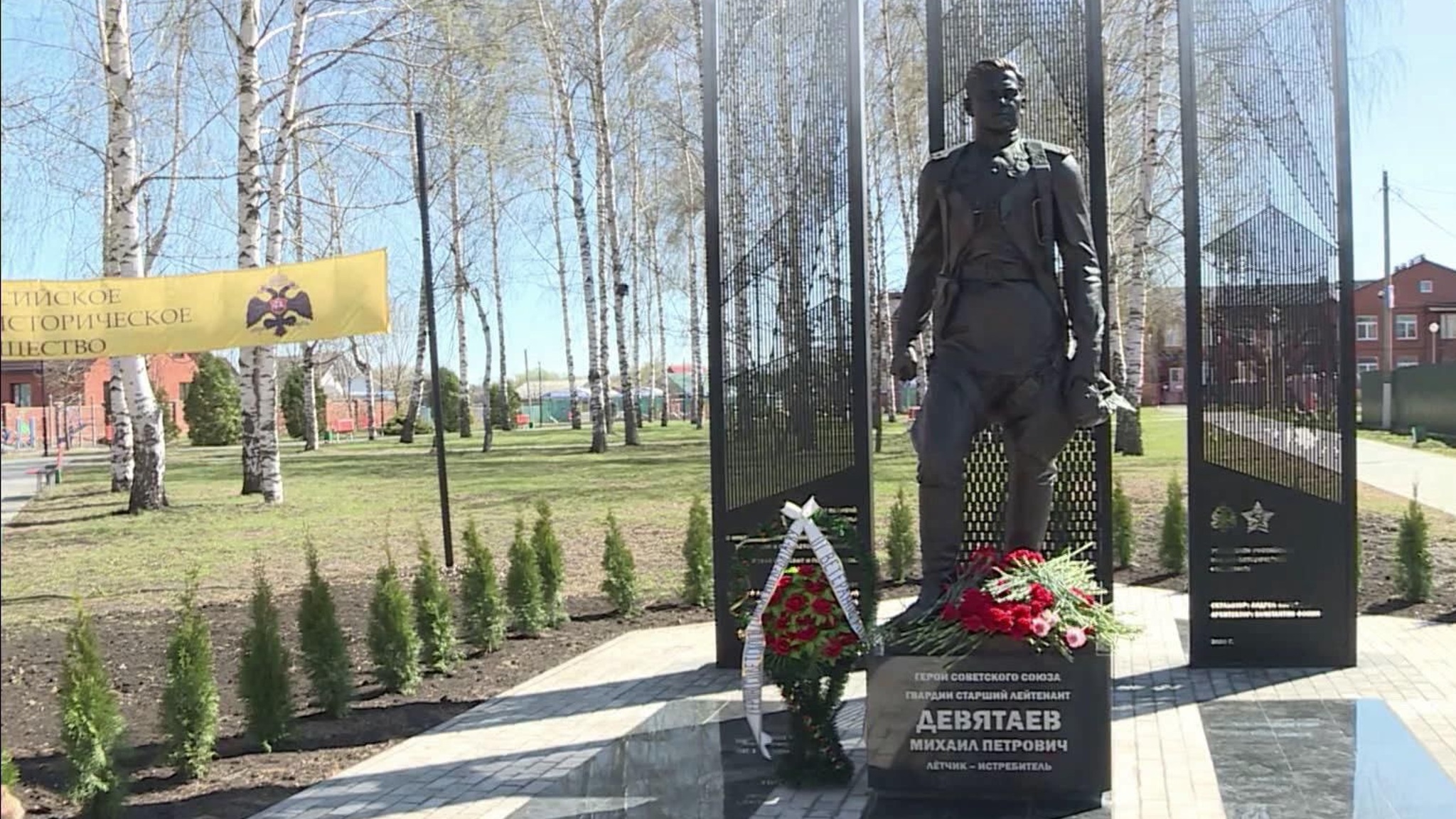 Памятник летчику Михаилу Девятаеву открыли в Мордовии.