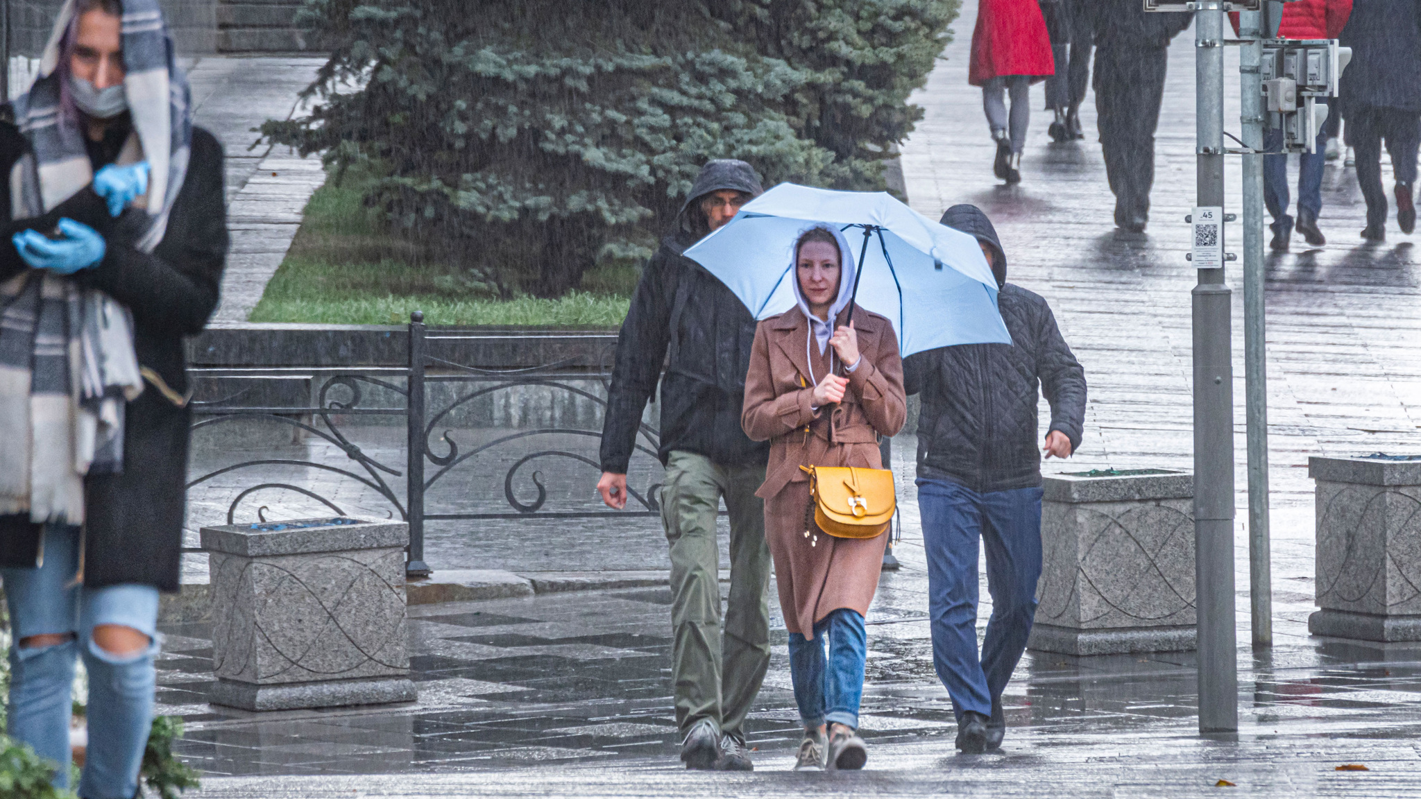 Москвичам рекомендуют быть осторожнее из-за грозы и ветра