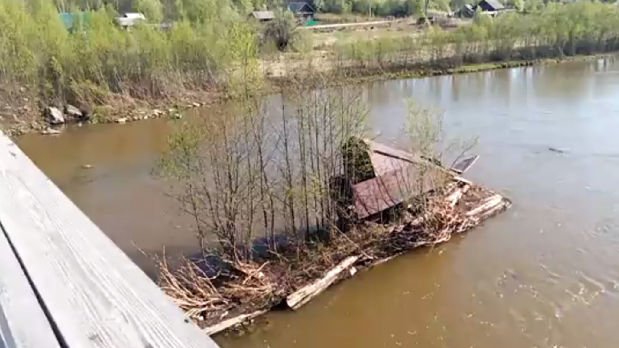 В Хабаровском крае из-за ледохода на Амуре затоплено почти 70 домов