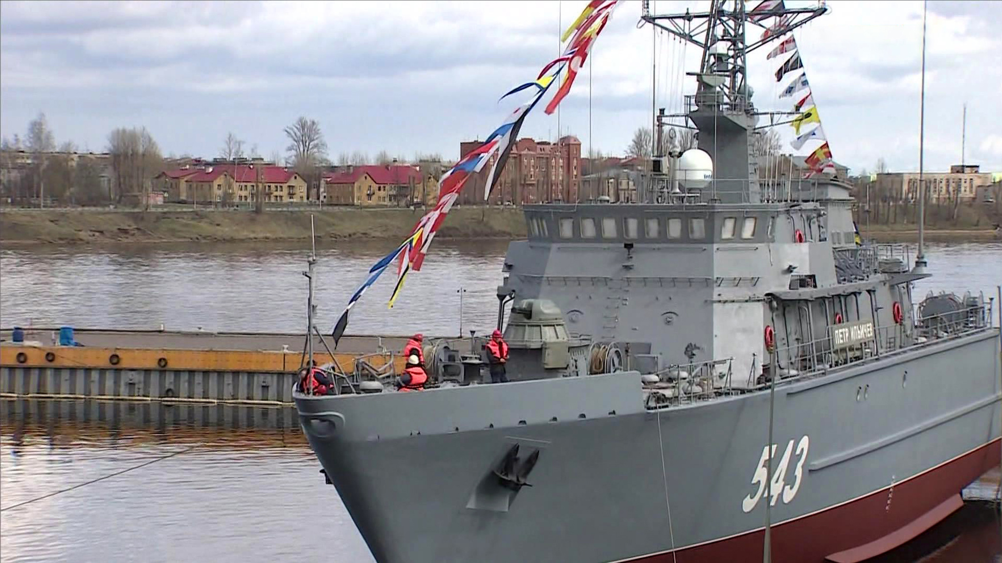 Крупнейший стеклопластиковый корабль спустили на воду в Санкт-Петербурге