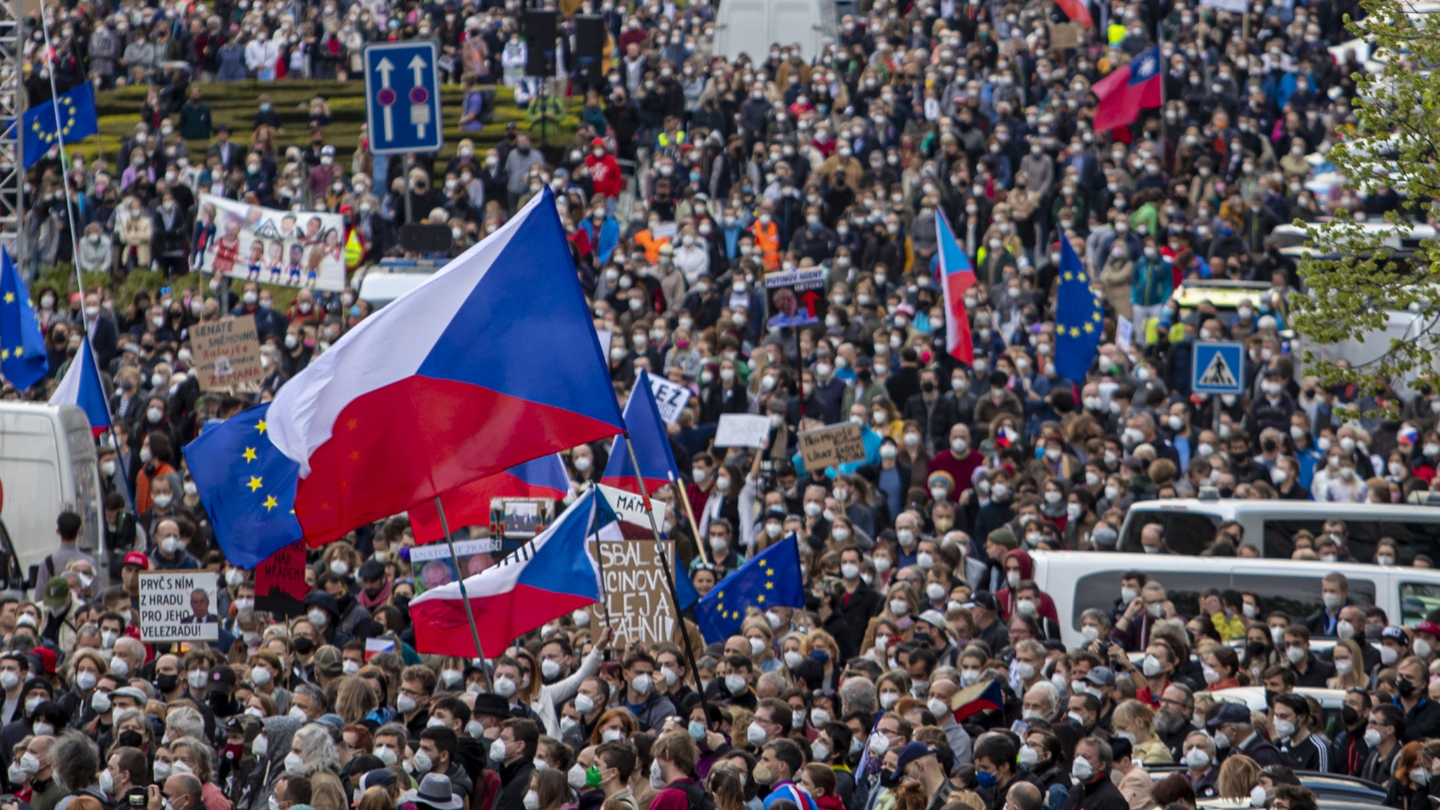 В Праге прошли акции протеста против президента Земана