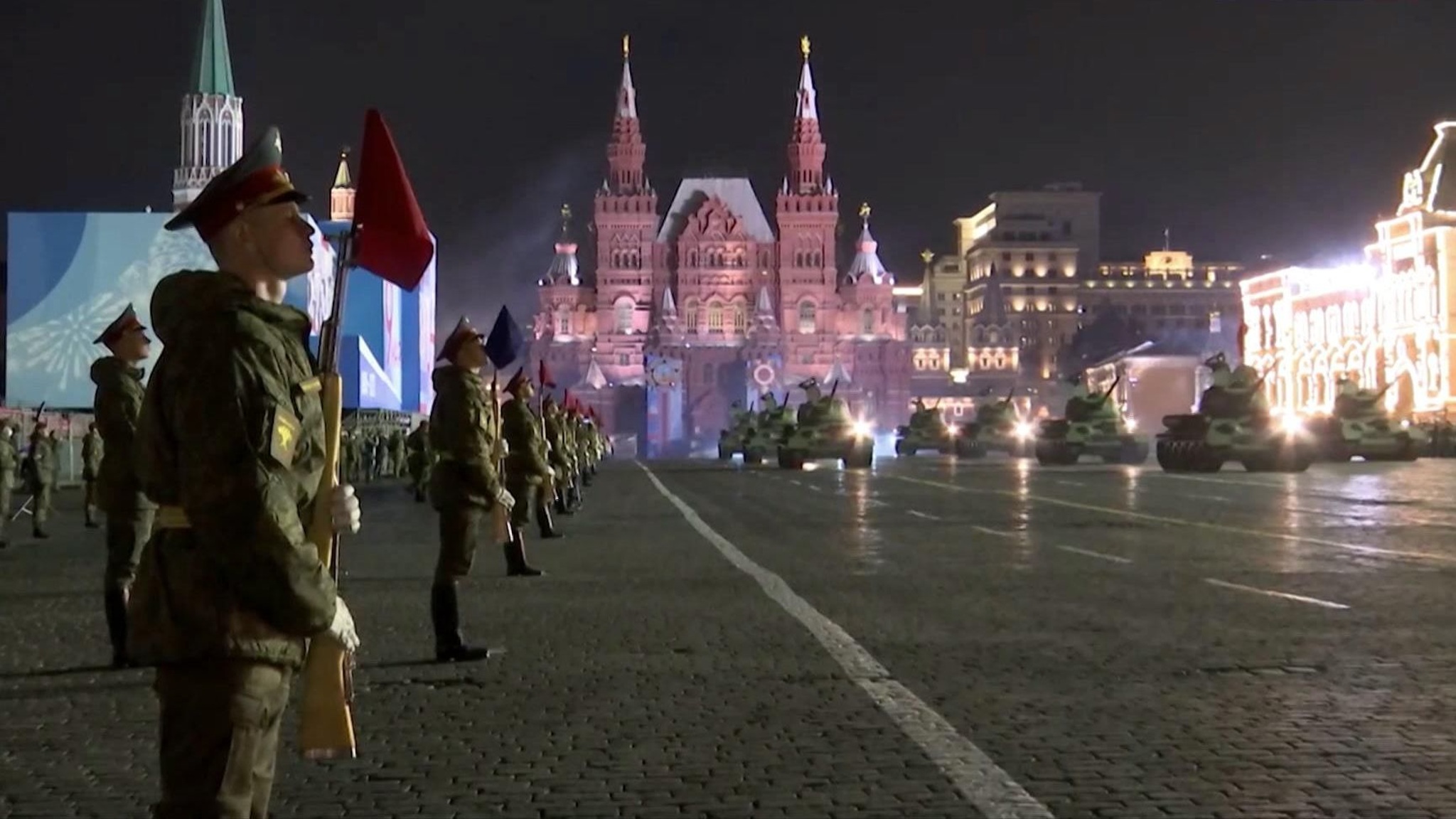 Первая ночная репетиция парада Победы прошла в Москве