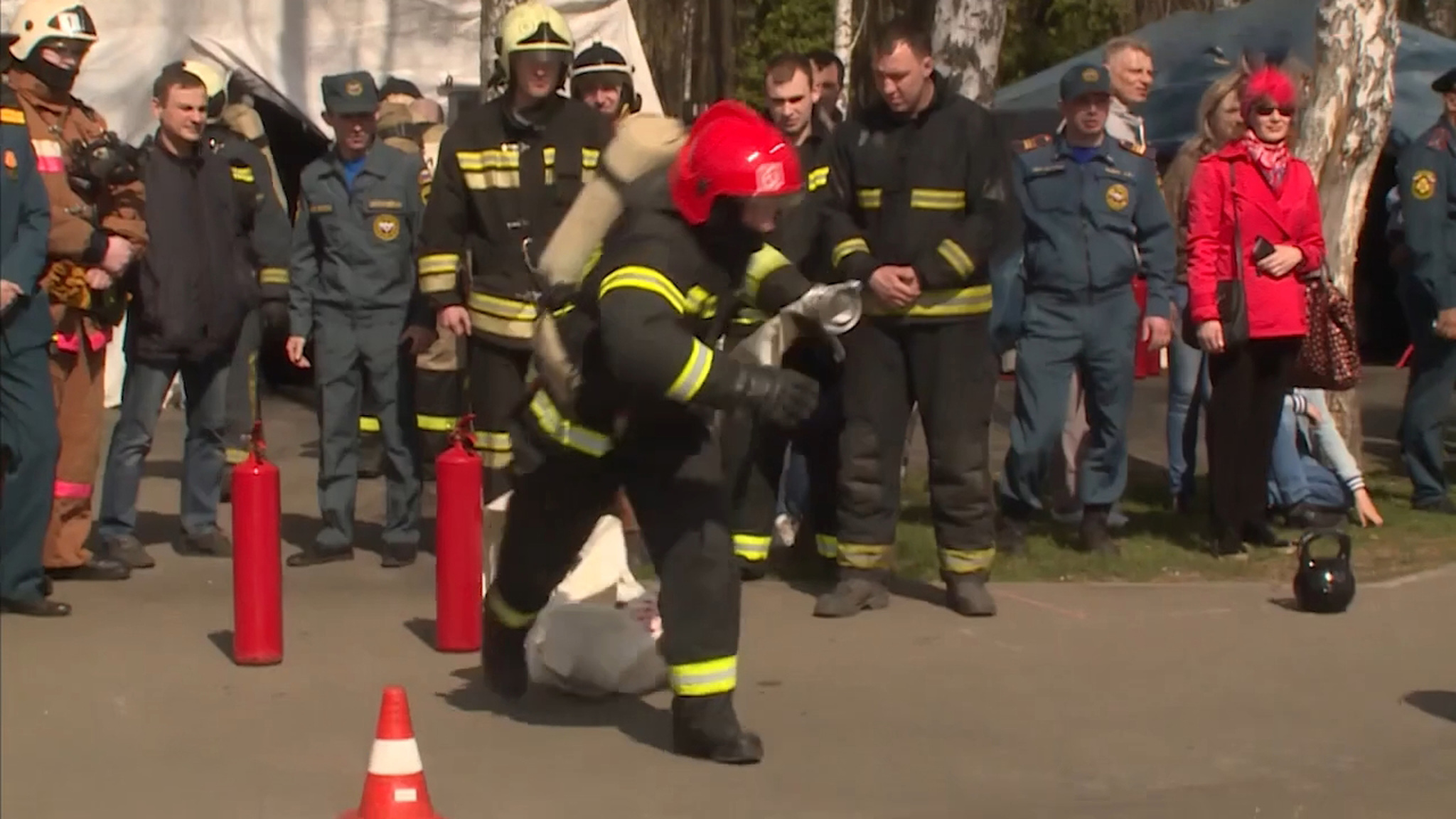 Липецкие пожарные соревновались в кроссфите