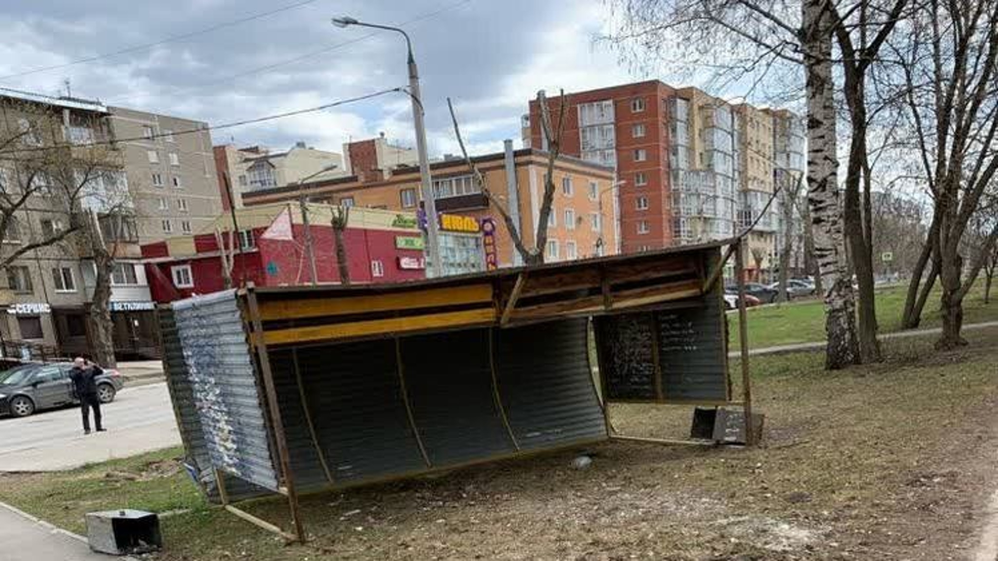 В Перми остановка общественного транспорта упала на женщину