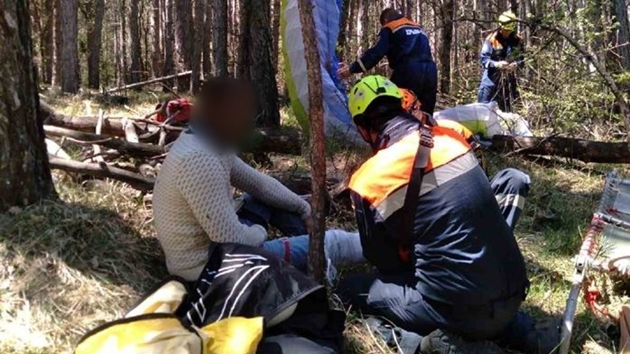 Парапланерист упал во время полёта на юге Крыма и повис на дереве