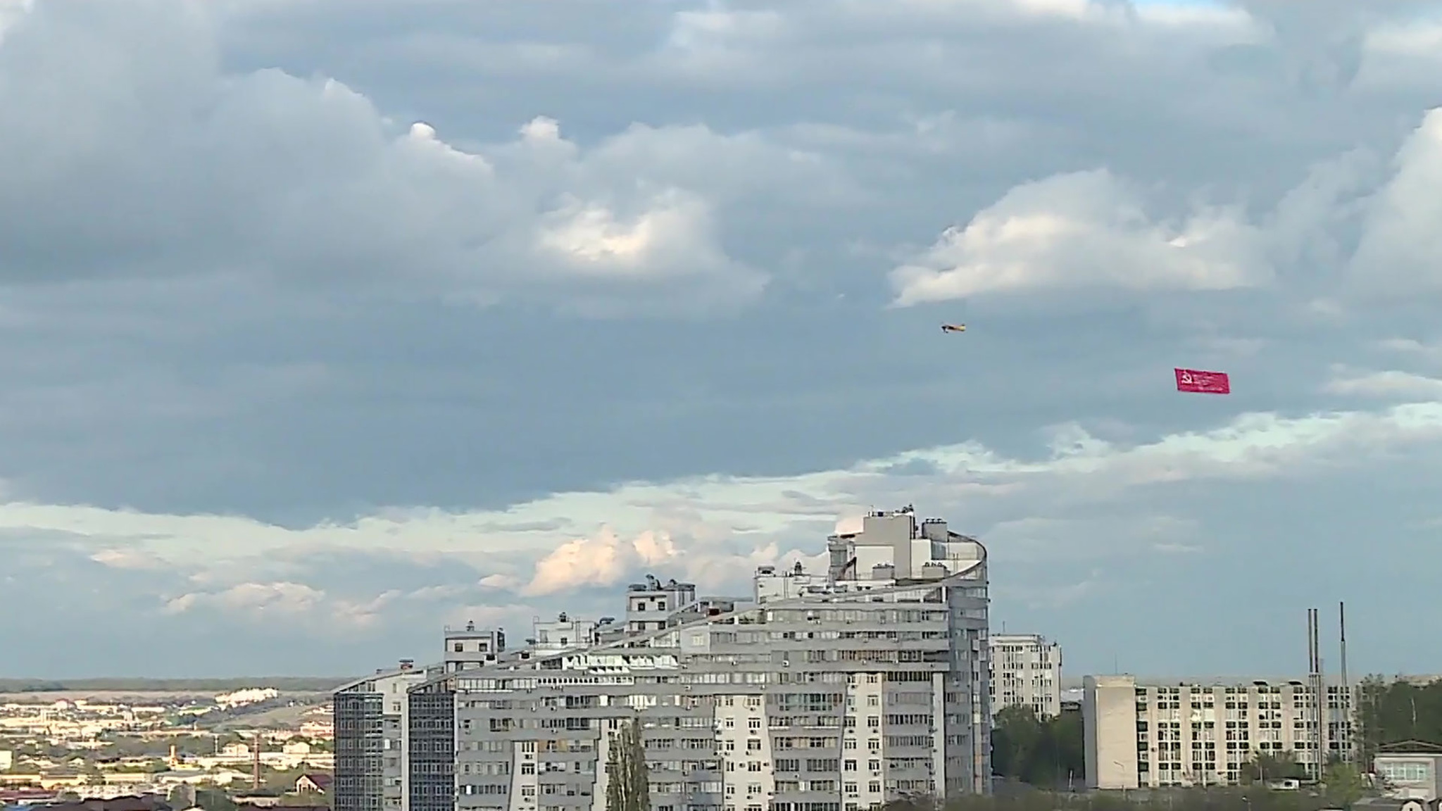 В Белгороде подняли в воздух самую большую копию Знамени Победы