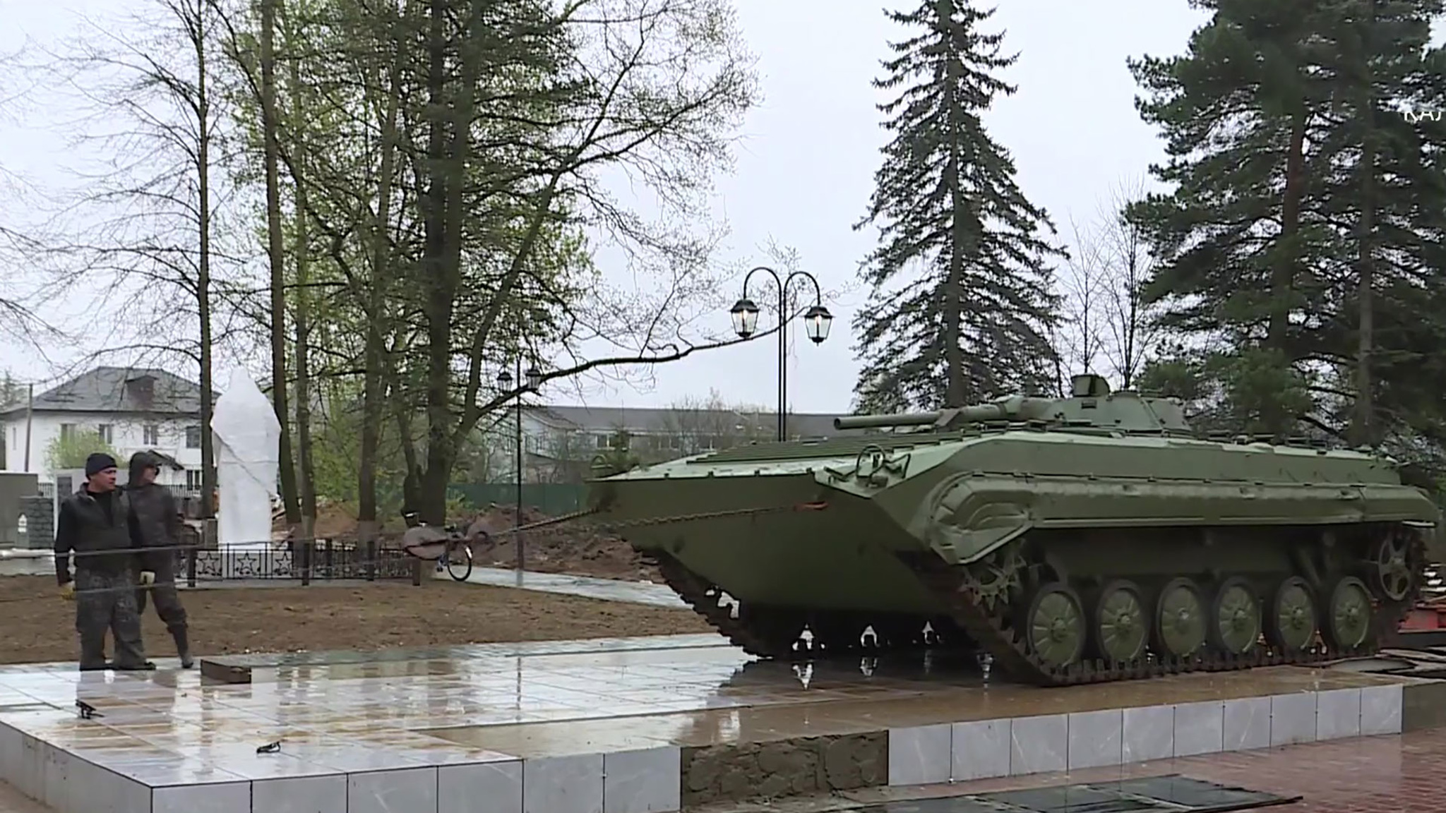 Экспозиция парка Победы в Ферзикове пополнилась БМП-1 и Т-80