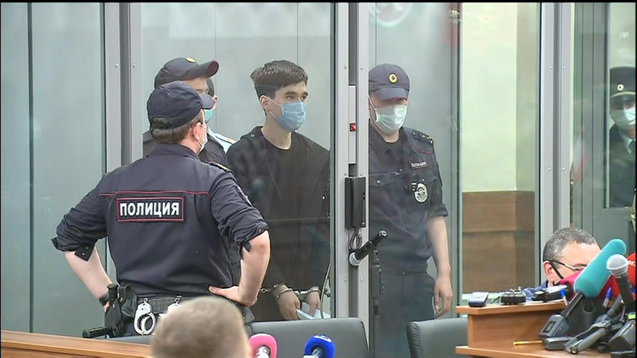 Устроившего стрельбу в казанской школе доставили в суд