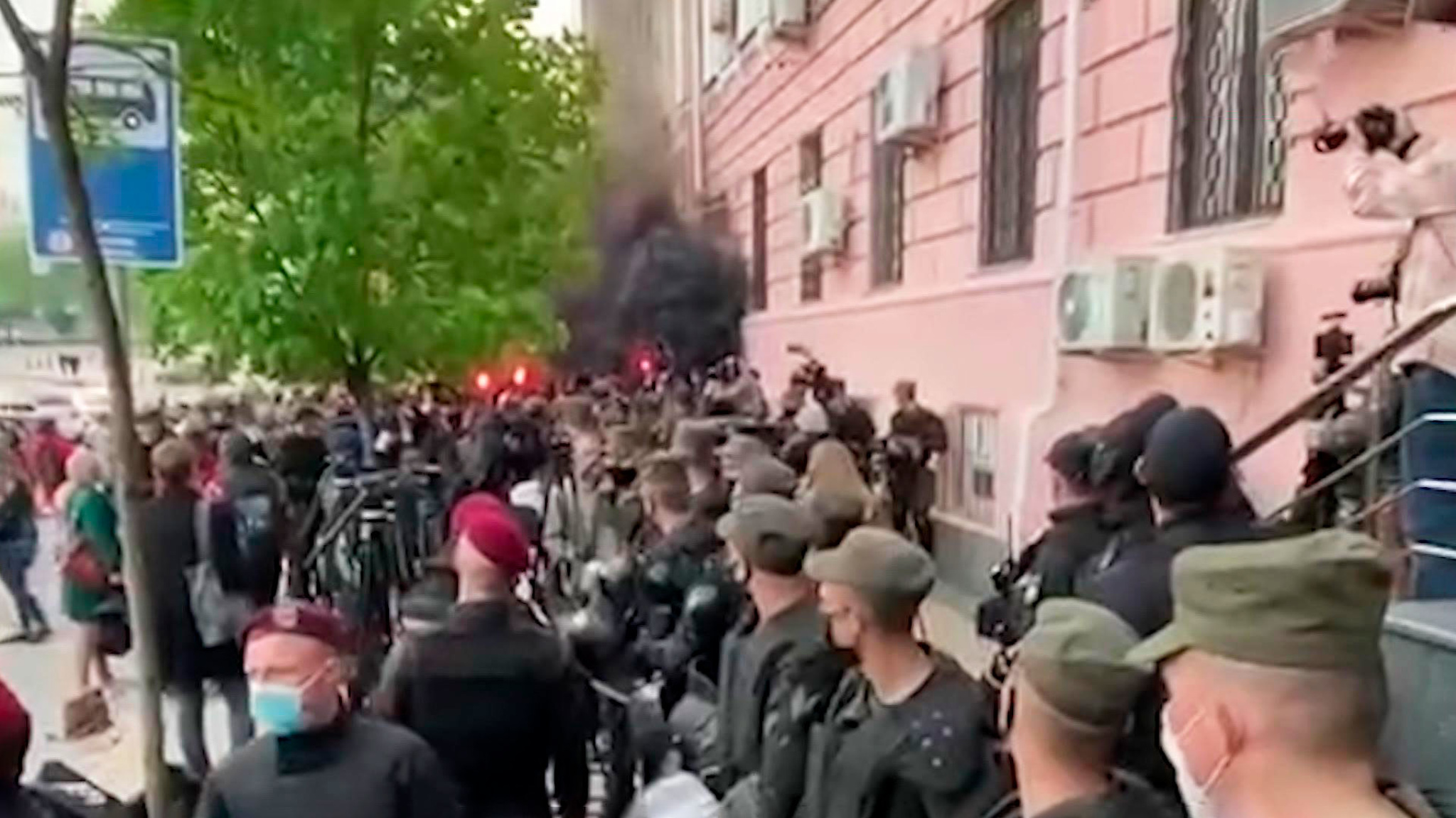 Полиция надела электронный браслет на Медведчука