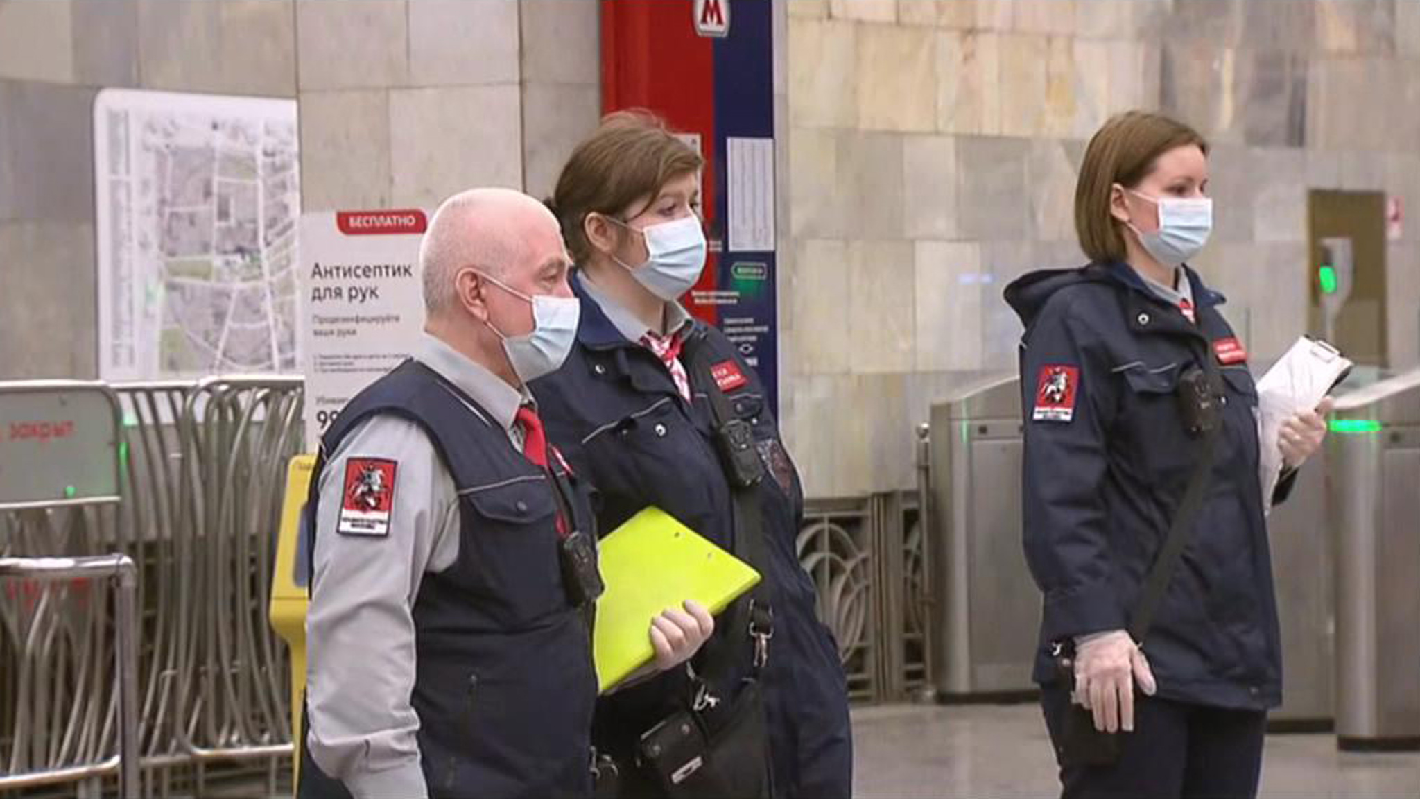На "зелёной" линии столичного метро нет движения из-за падения человека на рельсы