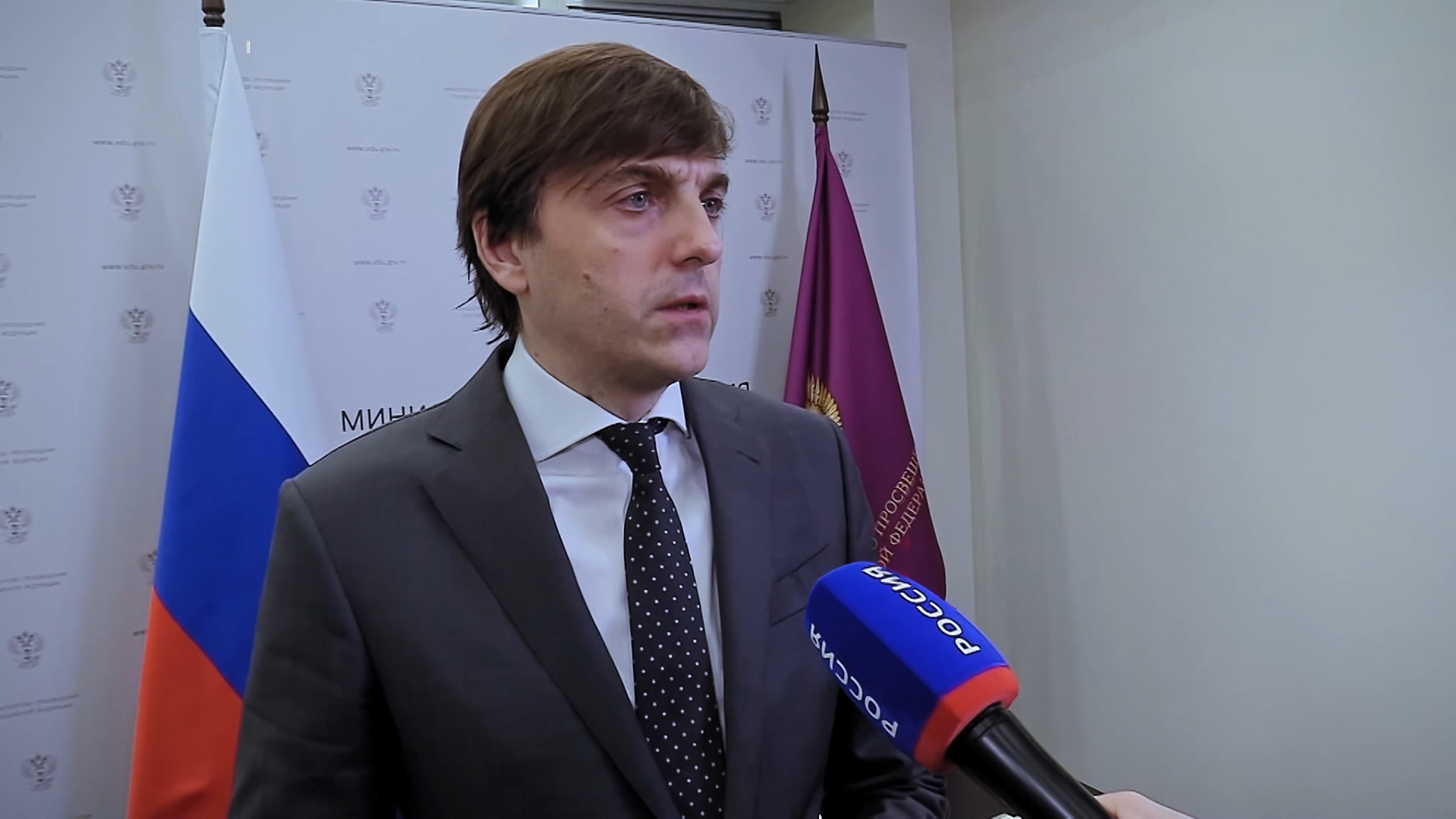 Кравцов пообещал не переводить школы на "дистанционку"