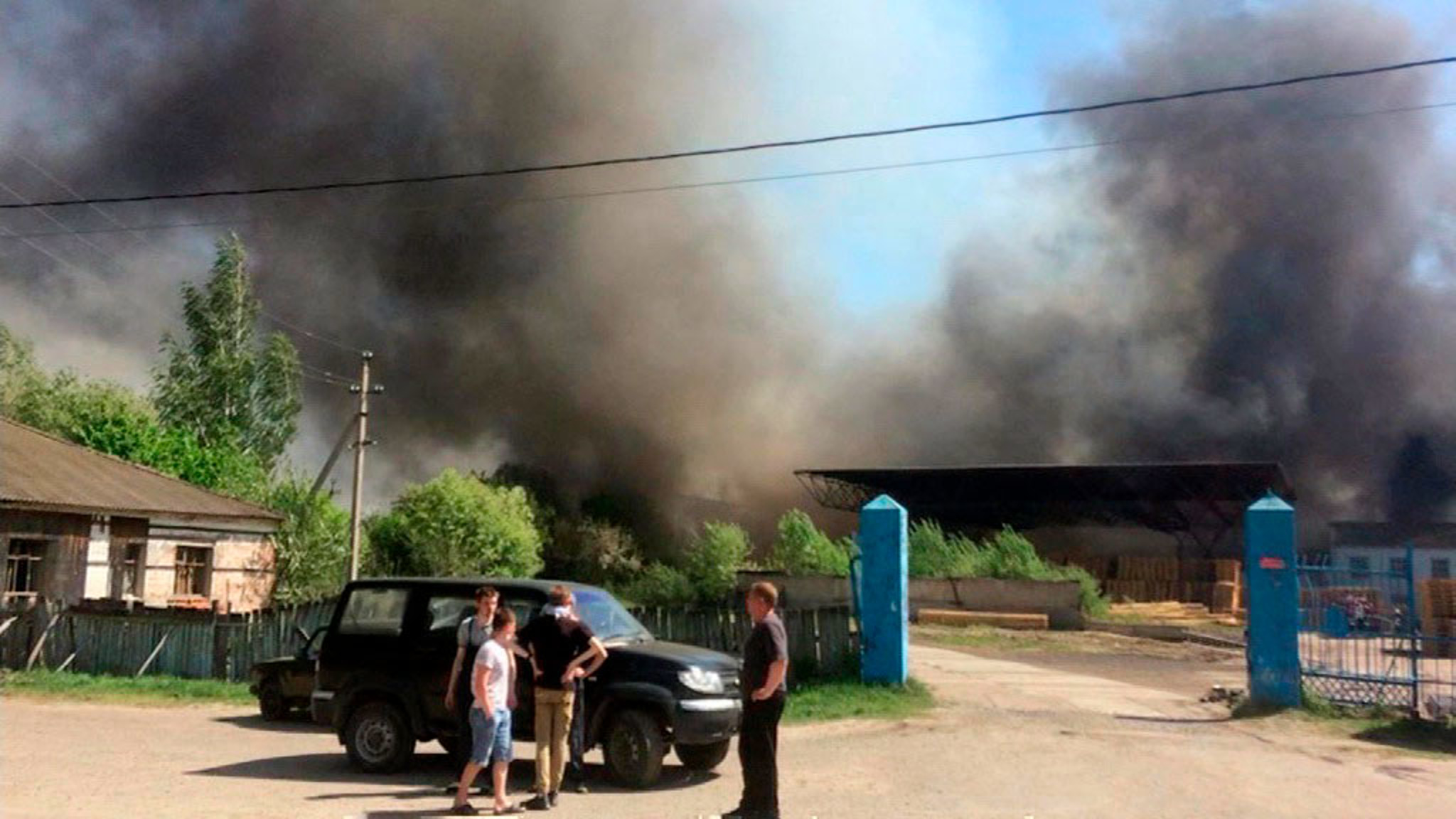 Вспыхнувший лесокомбинат тушат с помощью пожарного поезда