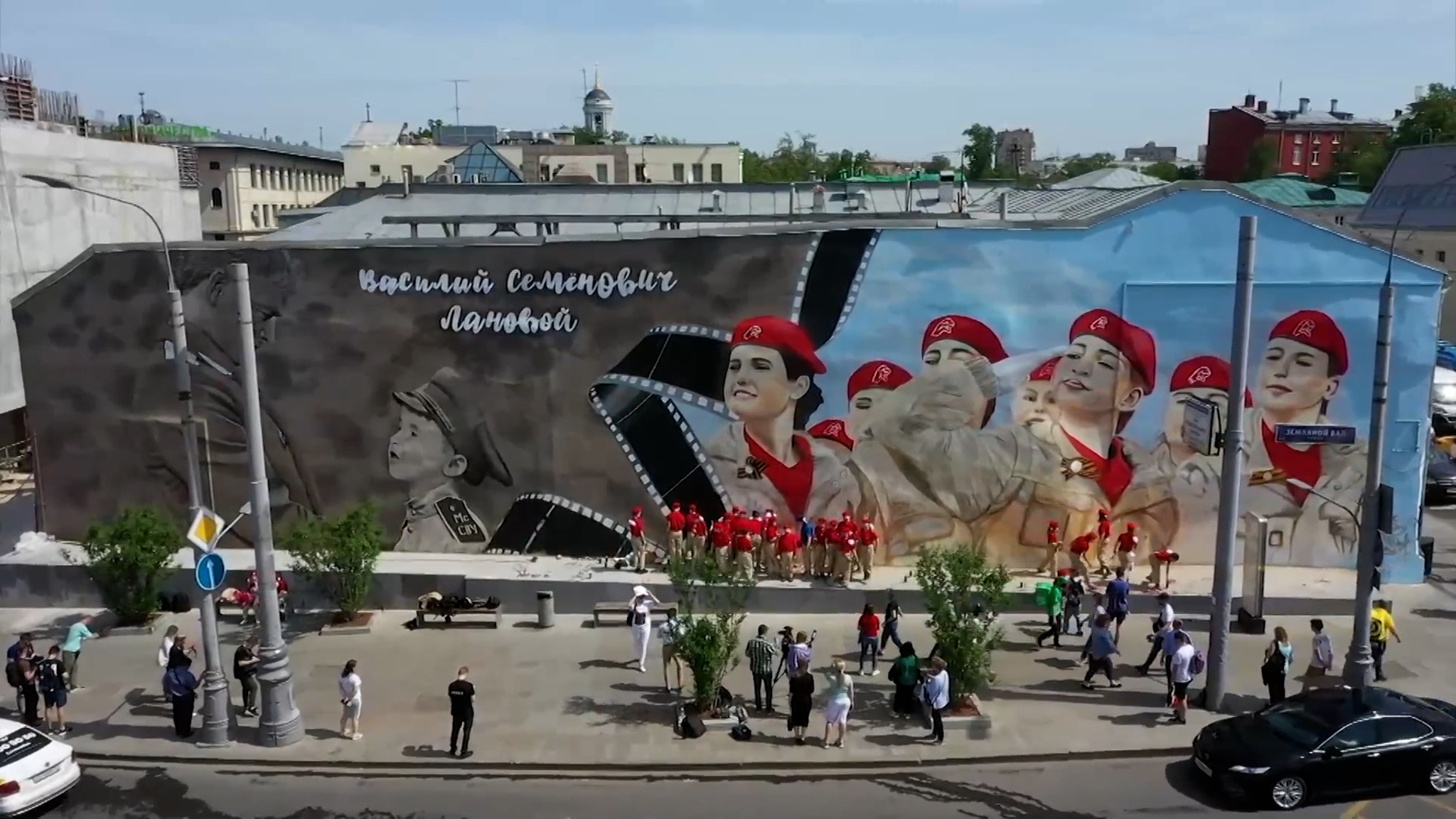 Василия Ланового изобразили на граффити