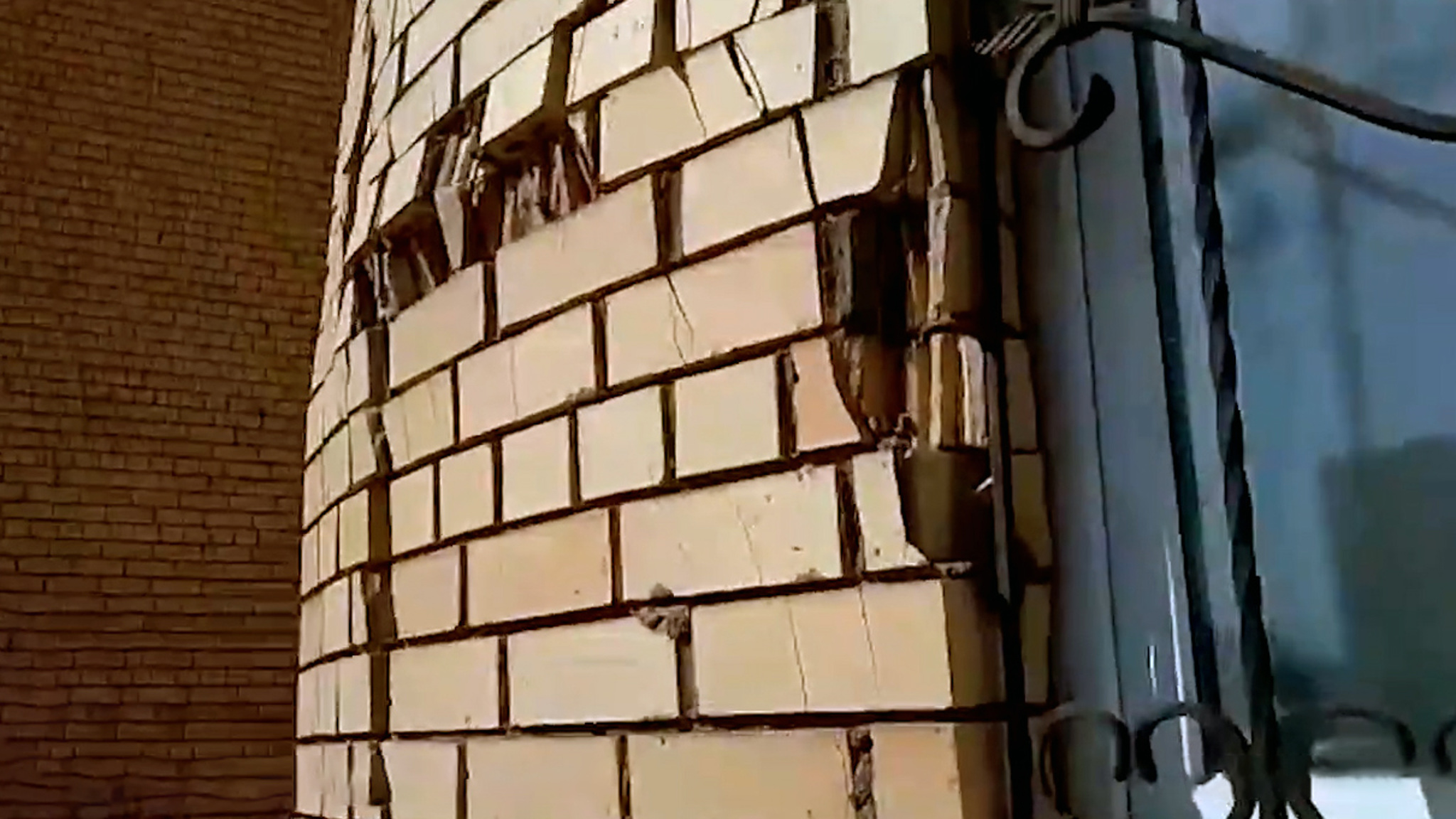 От нового многоэтажного дома в Уфе отваливаются кирпичи
