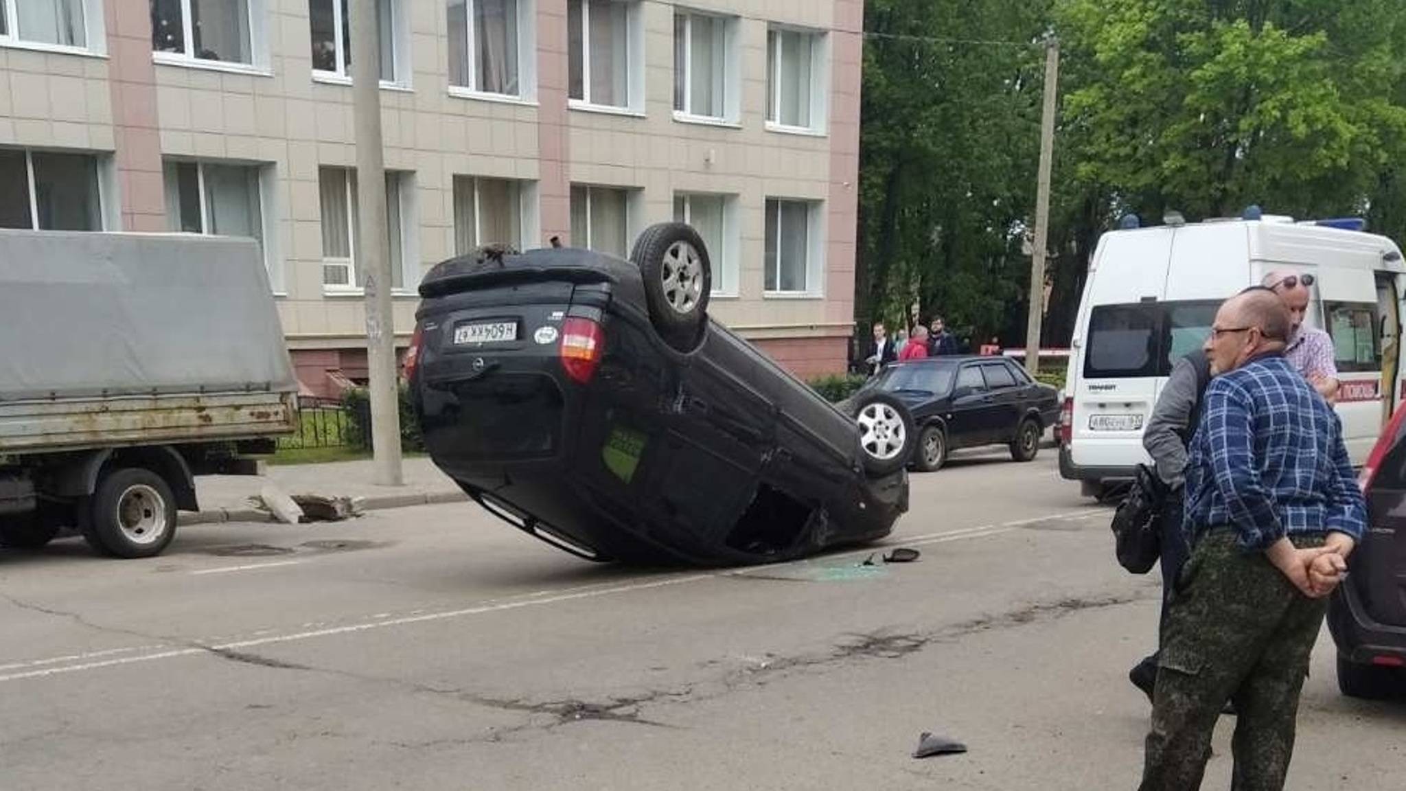В центре Смоленска машина перевернулась на крышу