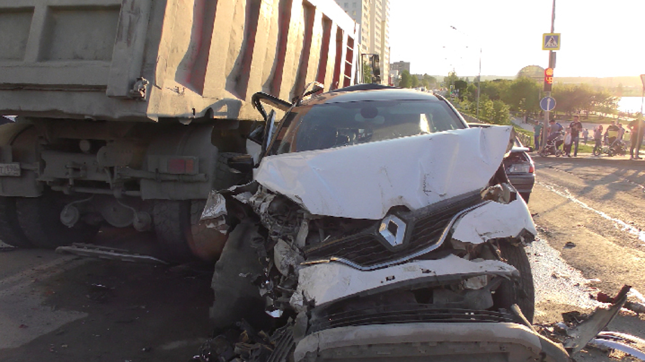 В Первоуральске грузовик смял сразу девять автомобилей
