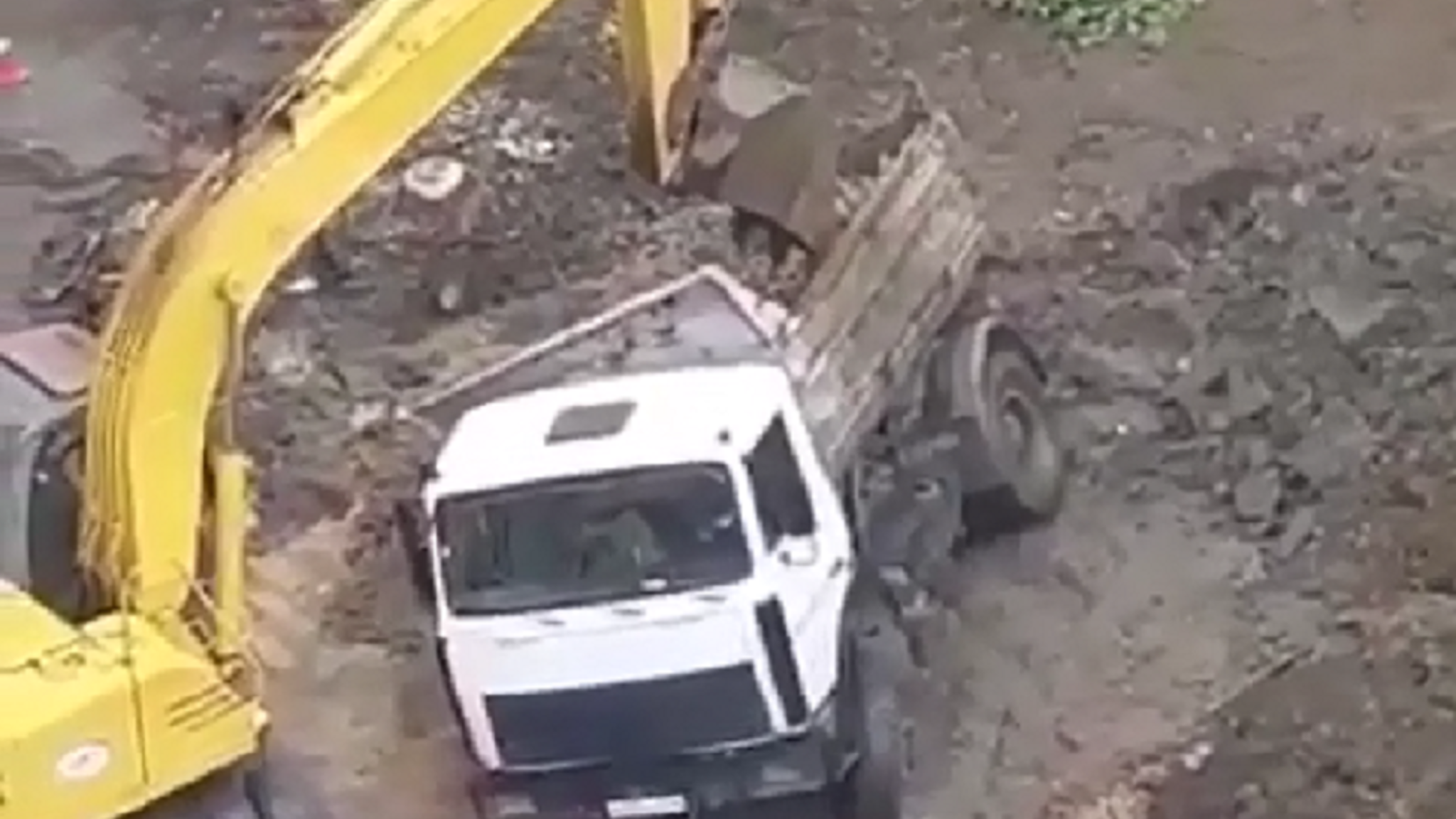 В Липецке грузовик ЛГЭКа увяз в грязи