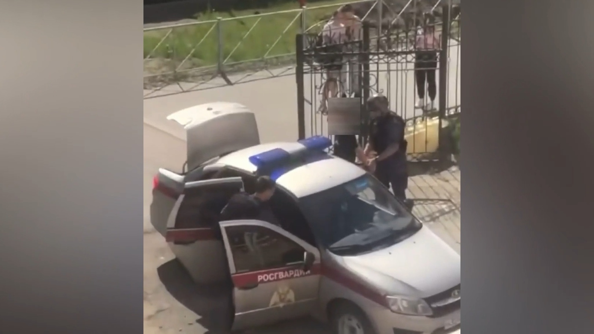 Дети забаррикадировались в классах: подробности нападения в школе Березников