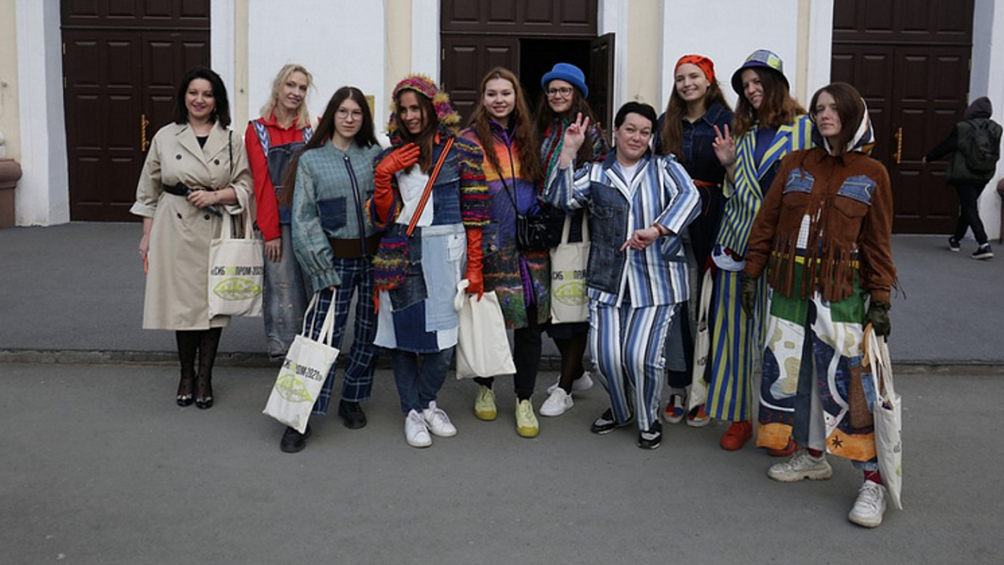 Из штор и мусора: в Новосибирске прошло экодефиле