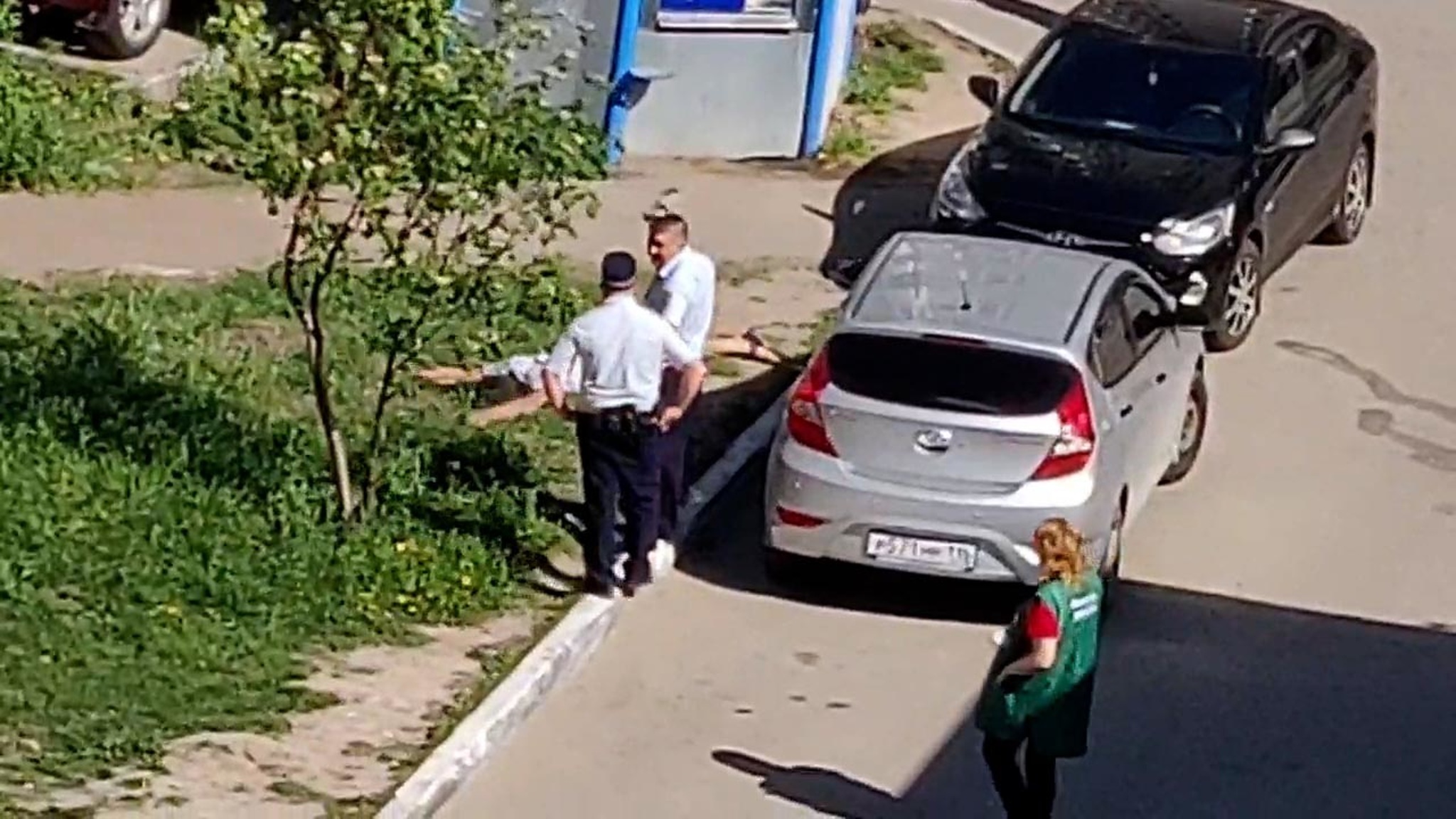 Пытался уйти вплавь по газону. В Казани задержали нарушителя, сигналившего во дворе
