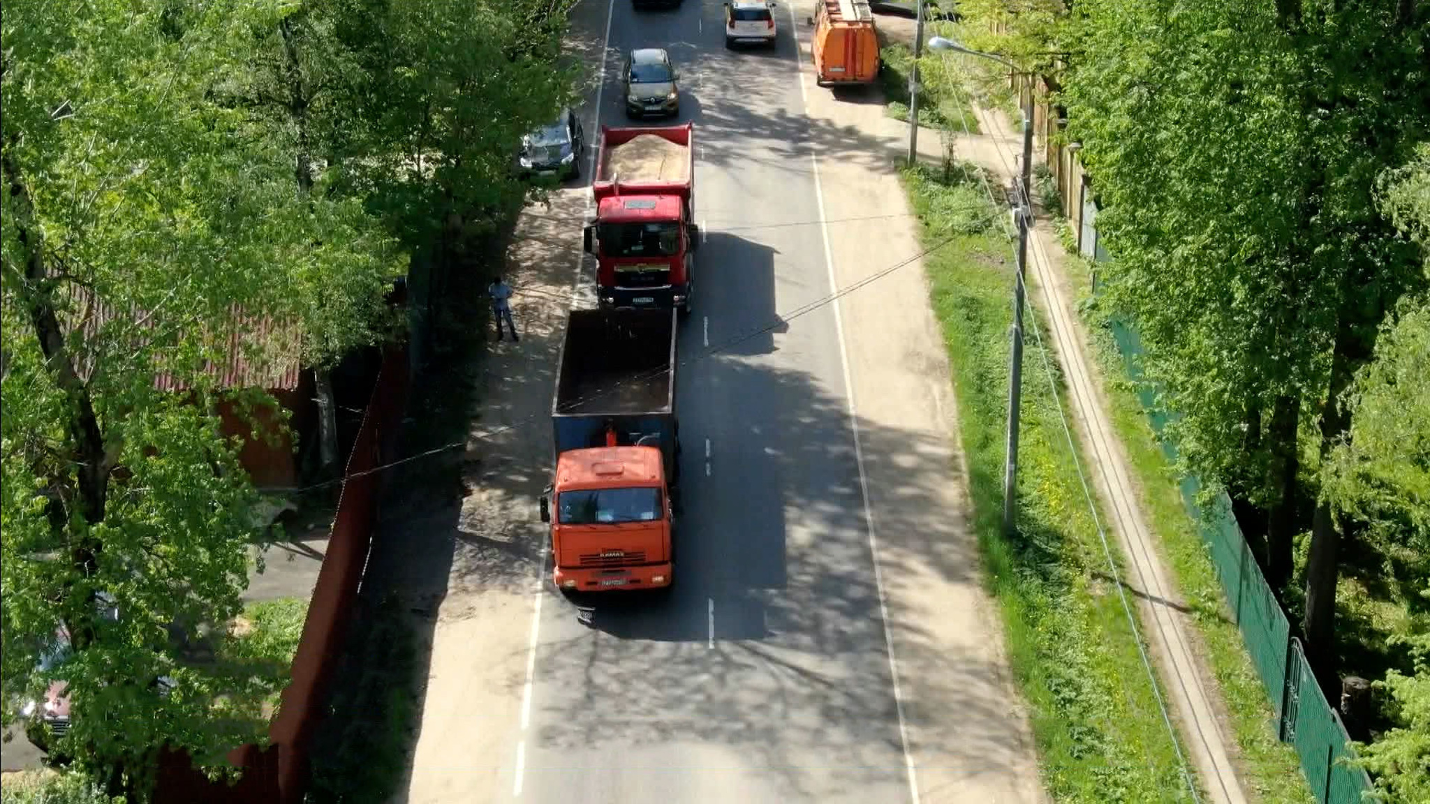 Поток фур не дает покоя подмосковному селу