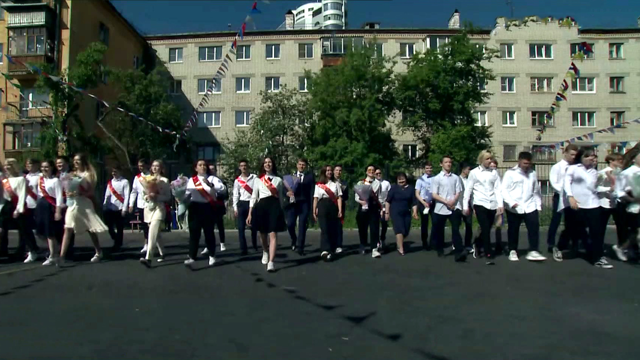 Последние звонки в школах Среднего Урала прошли в очном формате