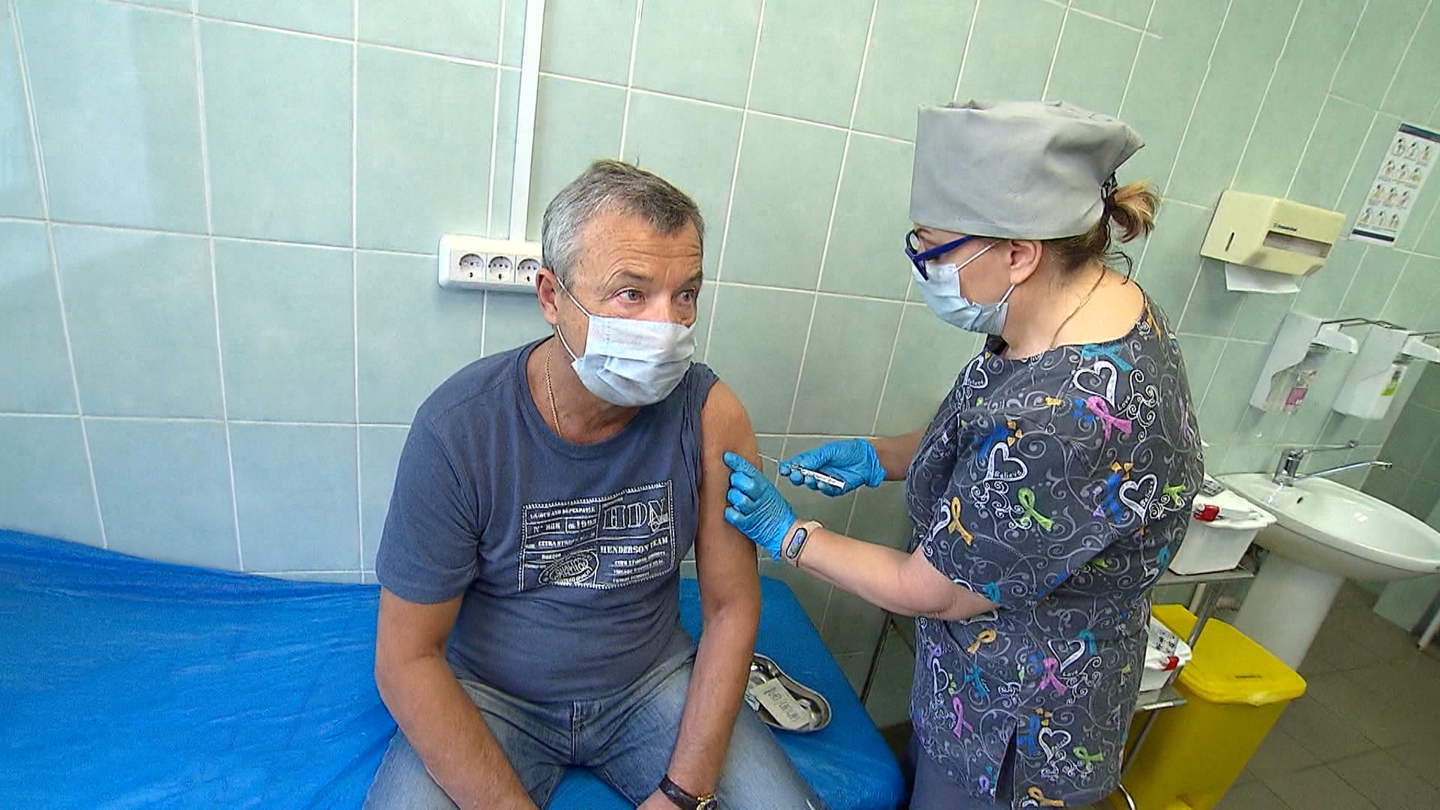 "Спутник V" ждут в 66 странах, наращивают вакцинацию и в России