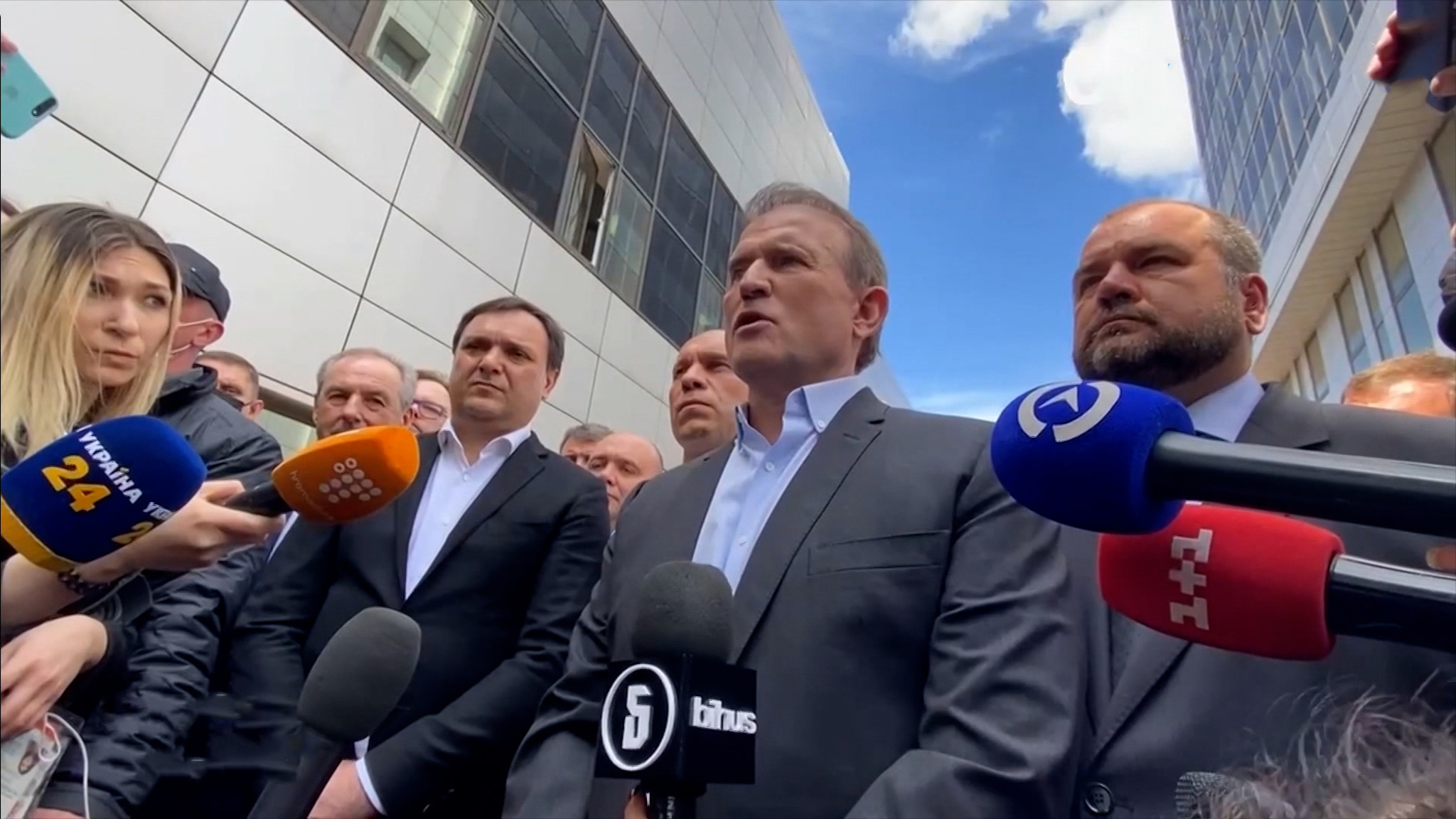 Медведчук vs украинская власть: что грозит депутату