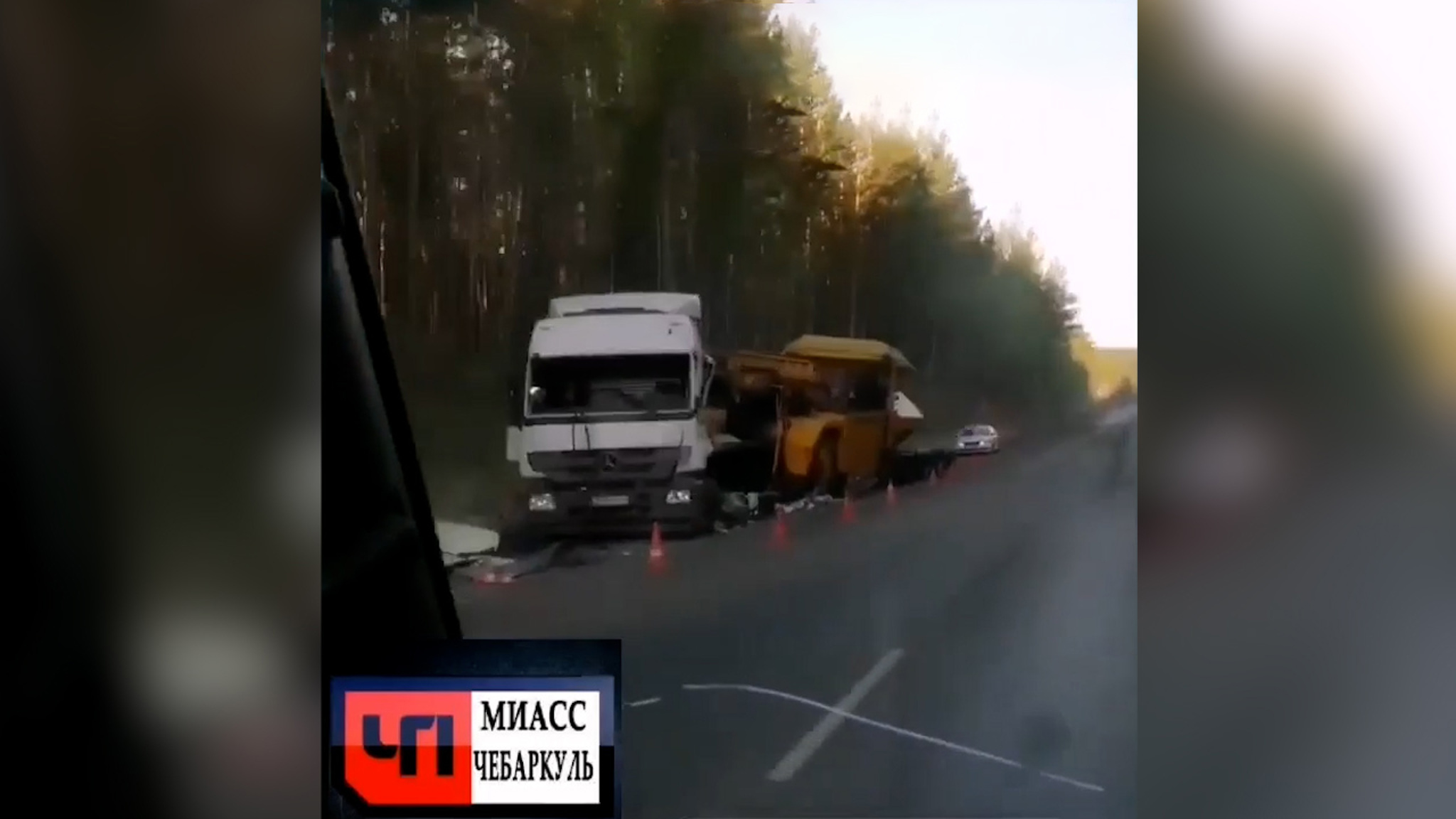 Оторвалась кабина: страшное ДТП с фурой и тяжеловозом на Урале