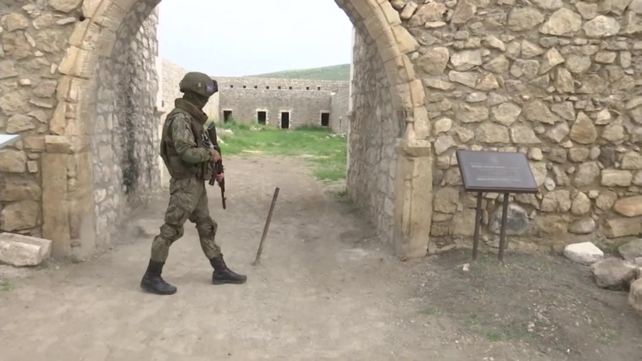 В Карабахе миротворцы сопроводили паломников в монастырь Амарас