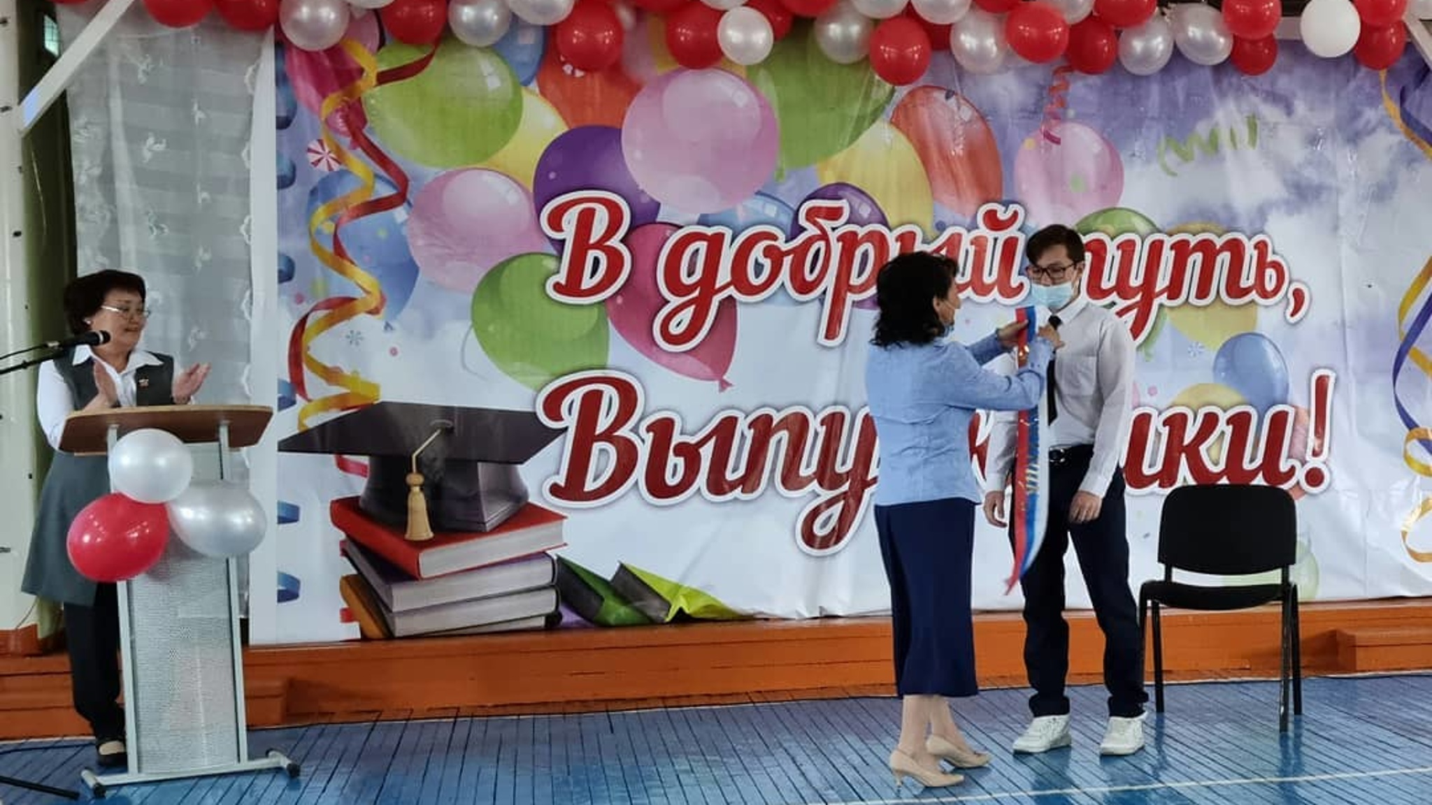 Эксперты оценили затраты родителей на выпускной в российских школах