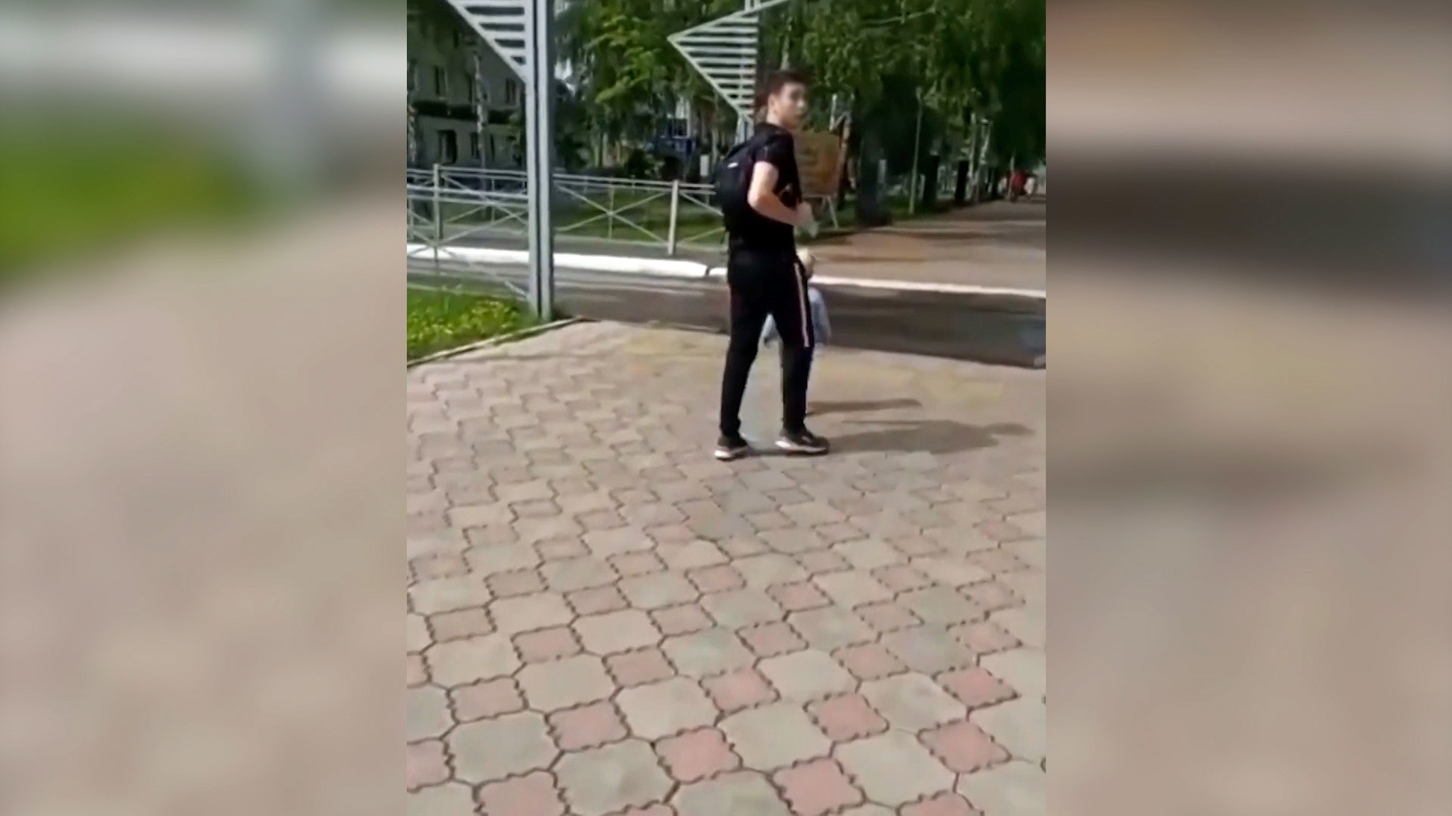 Молодой отец пинал и швырял ребенка посреди улицы