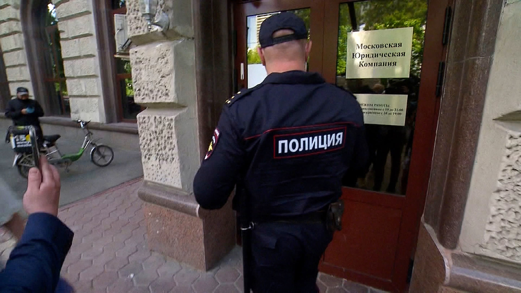 В Москве сотрудники юридической конторы набросились с кулаками на клиентов и журналистов