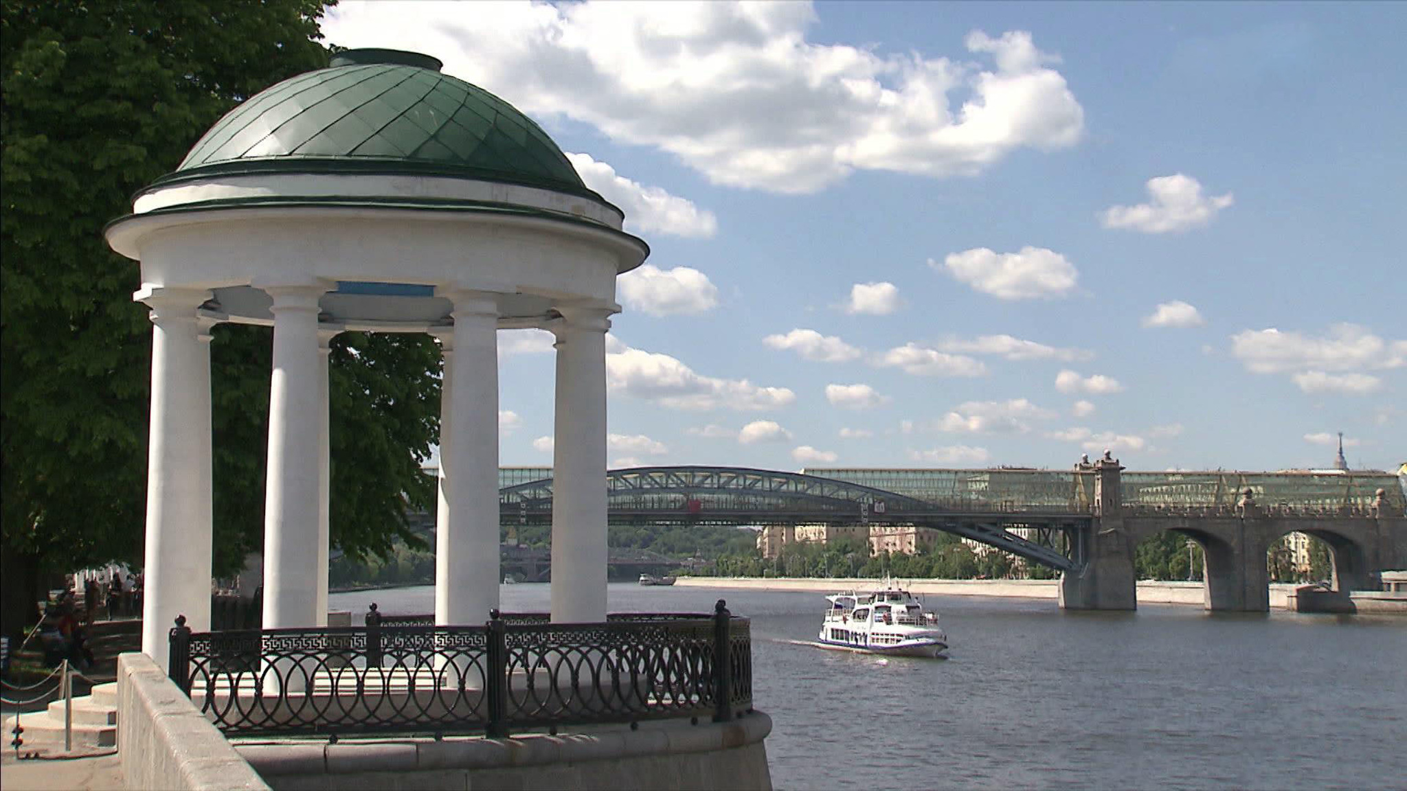 В Парке Горького после реставрации открыли две ротонды на Пушкинской набережной