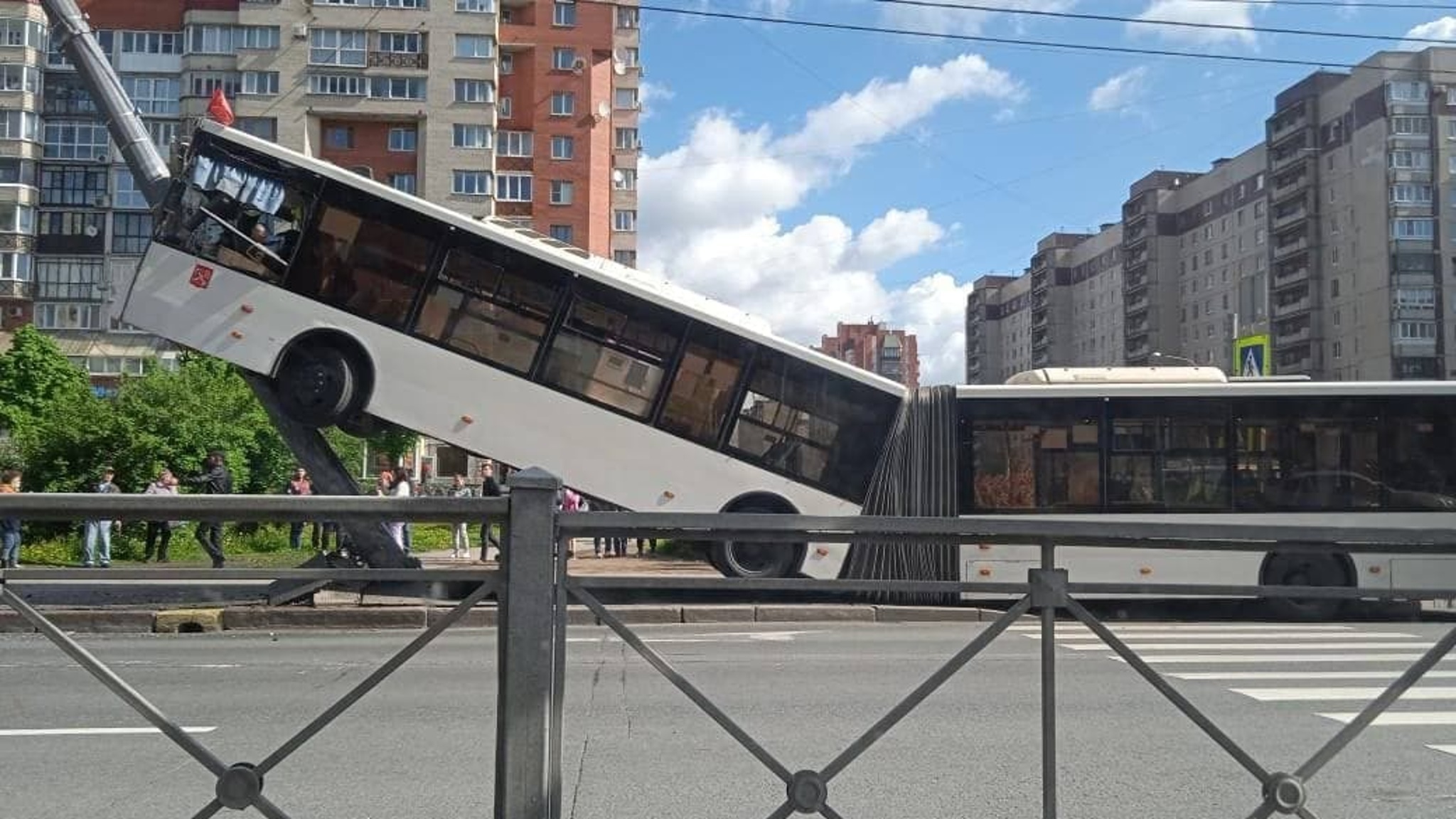 В Петербурге пассажирский автобус врезался в столб