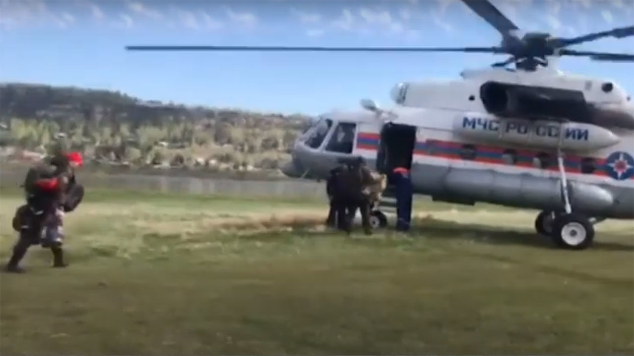 На помощь жителям поселка Дальний прибыли волонтеры