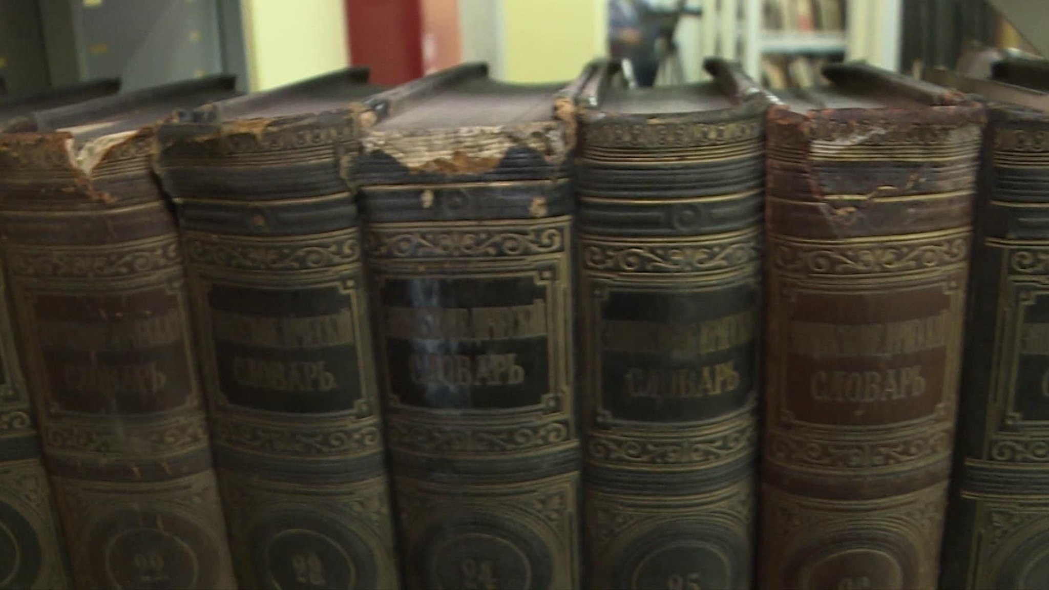 В Иркутской библиотеке имени Распутина реставрируют редкие книги
