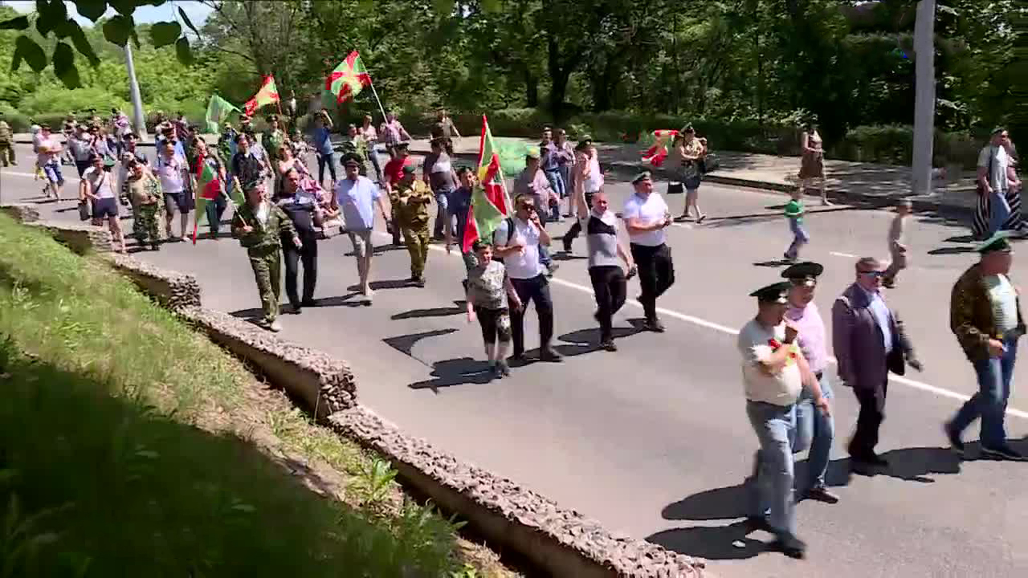 Липецкие пограничники прошли колонной по центру города