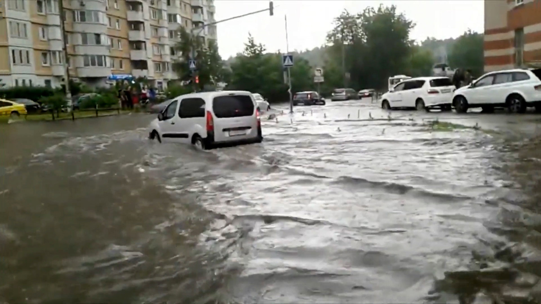 300 бригад ликвидируют подтопления в Москве