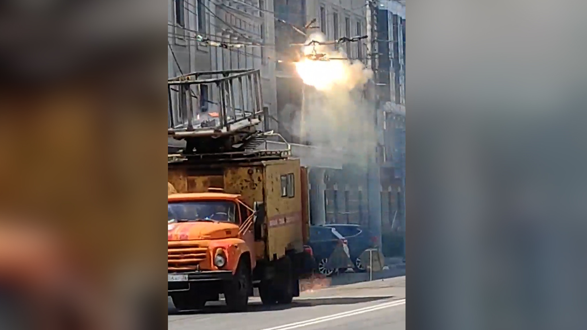 Искрящие в центре Воронежа провода сняли на видео