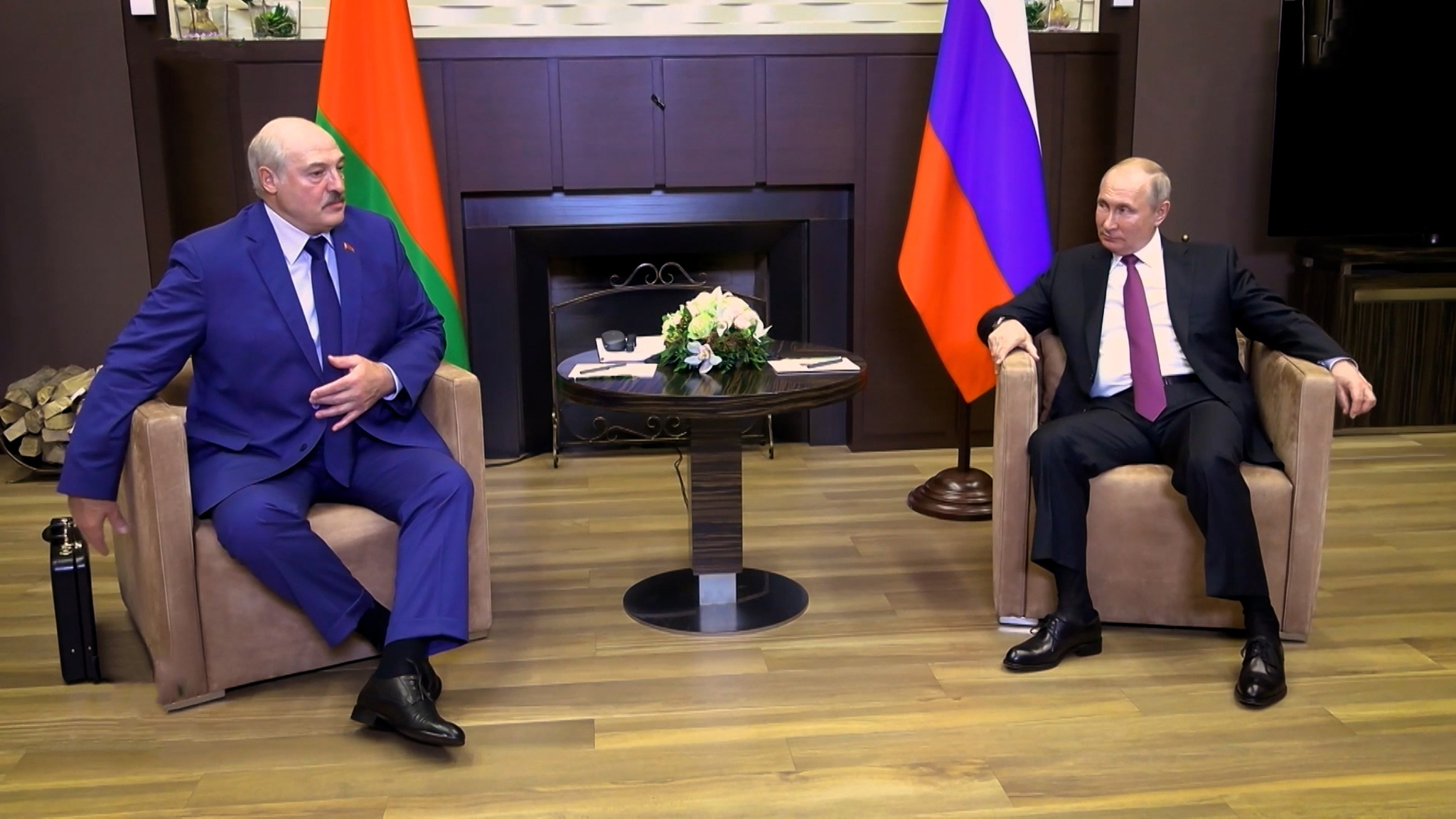 На встречу с Путиным Лукашенко привез важный чемодан