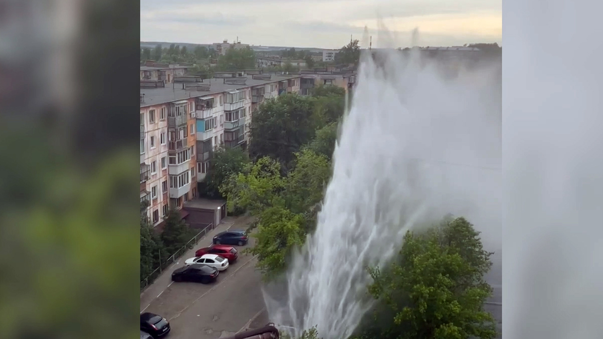 Коммунальный фонтан высотой с дом забил во дворе Челябинска